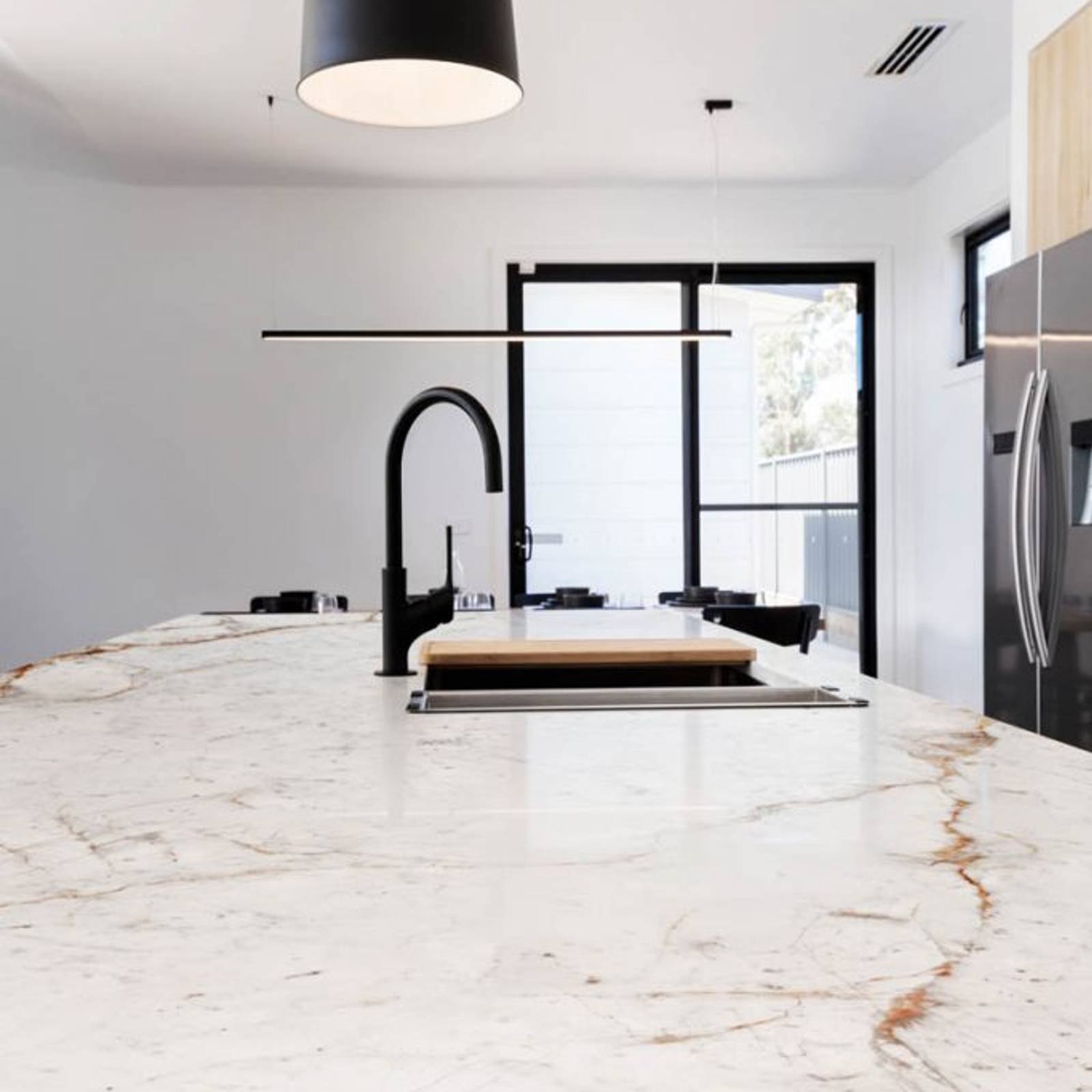 Neolith er ny og revolusjonerende måte å produsere stein med naturlige elementer. Neolith tåler krevende bruk.