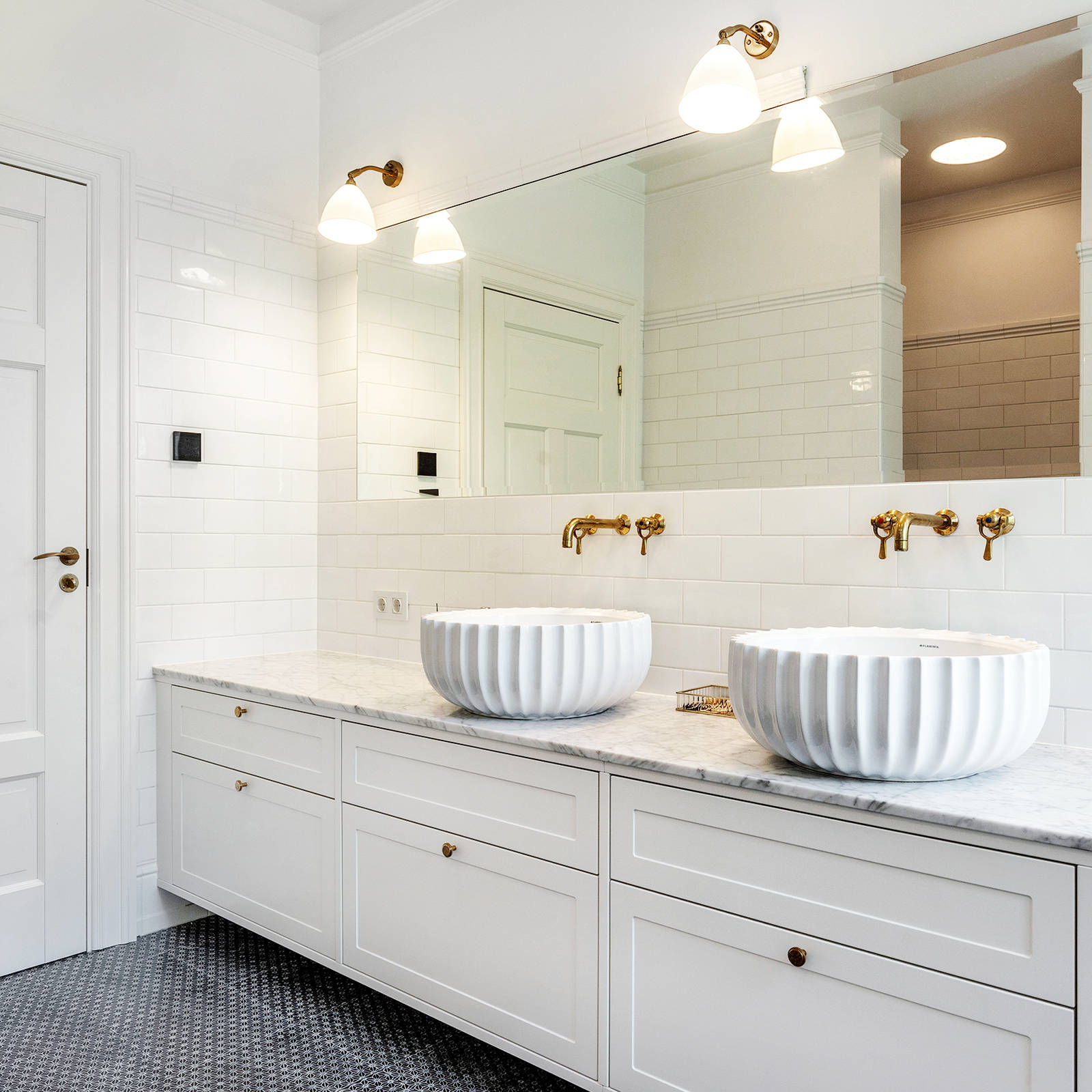 Vitt badrum med carraramarmor och mässingsarmaturer från TONI Copenhagen