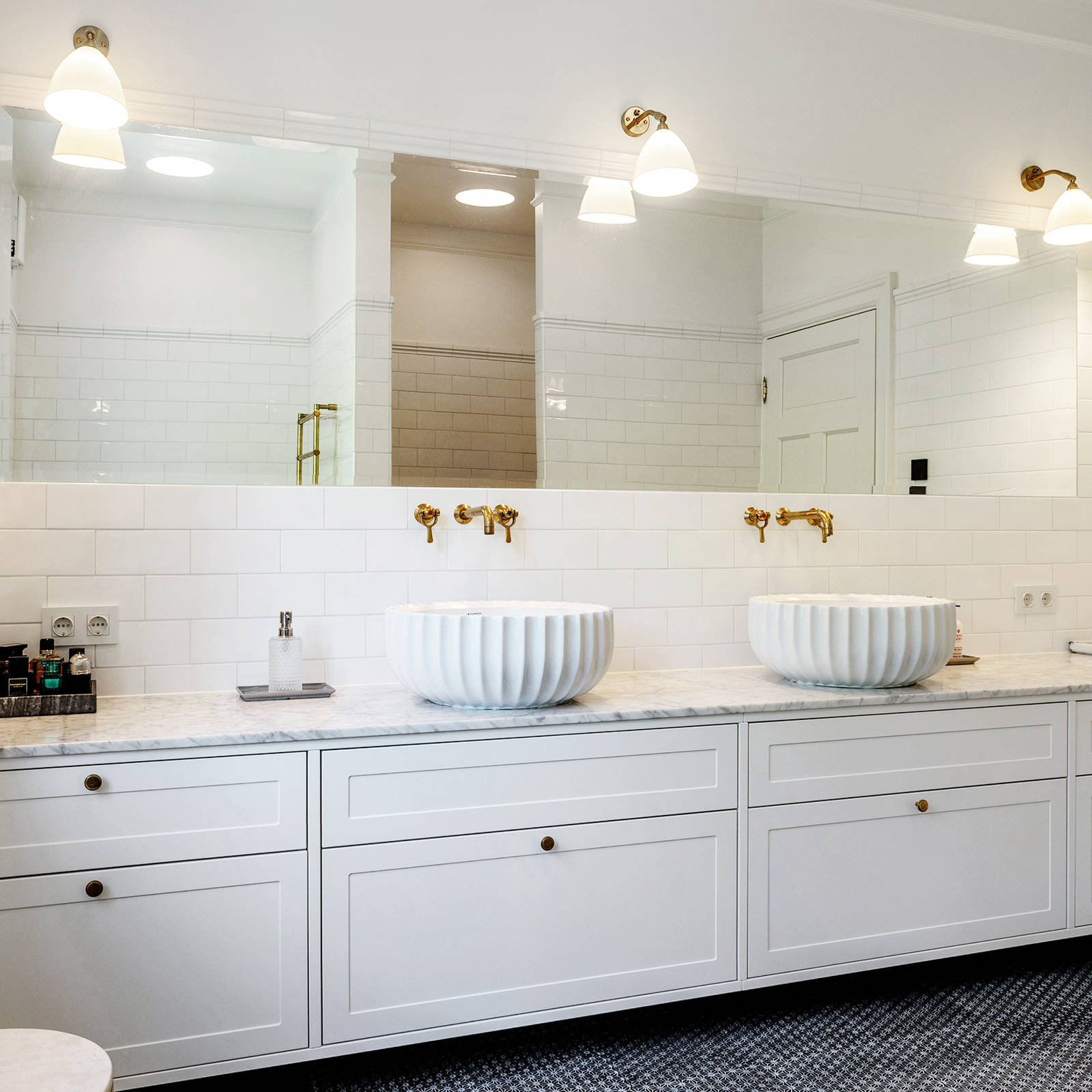 White Shaker bathroom from uno form with Carrara marble countertop and brass fittings