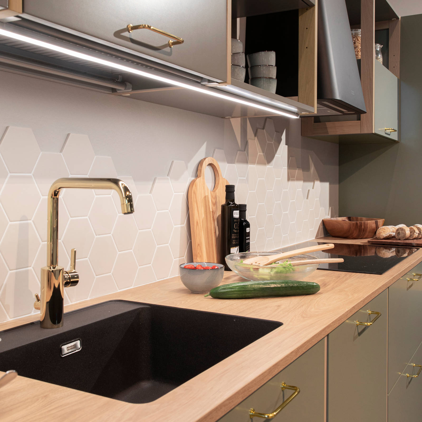 Ovi Milka 96Q maalattu
vedin BD12
taso laminaatti 20 mm A629 F629 
allas integroitu tasoon Franke
tuuletin Franke
koneet muut Electrolux
hana Damixa