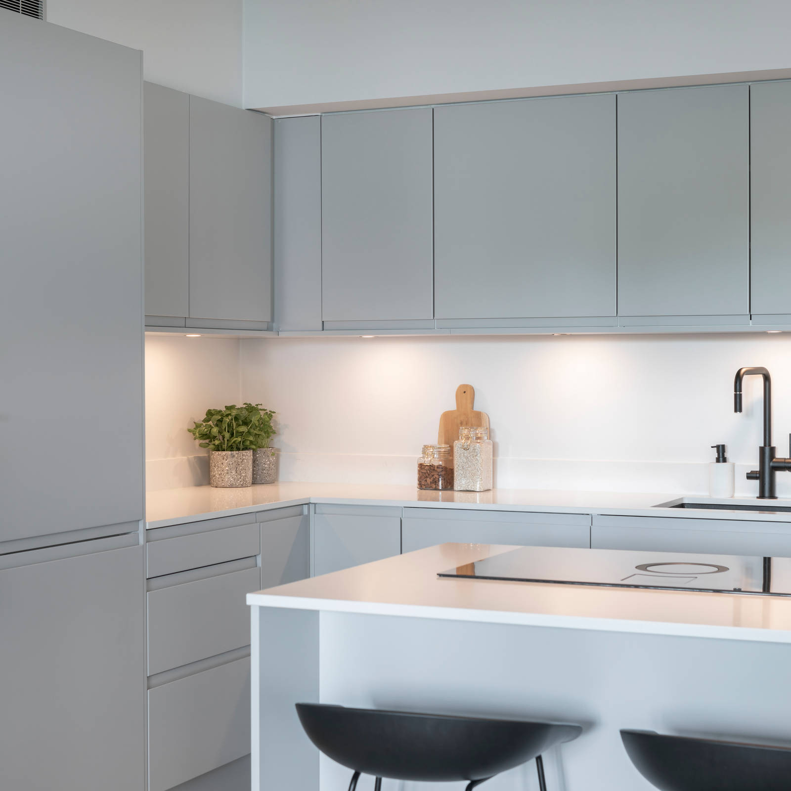 Horisont i fargen S2500-N hos kunde på Fornebu. Et hjemmekoselig og allsidig kjøkken uten håndtak.