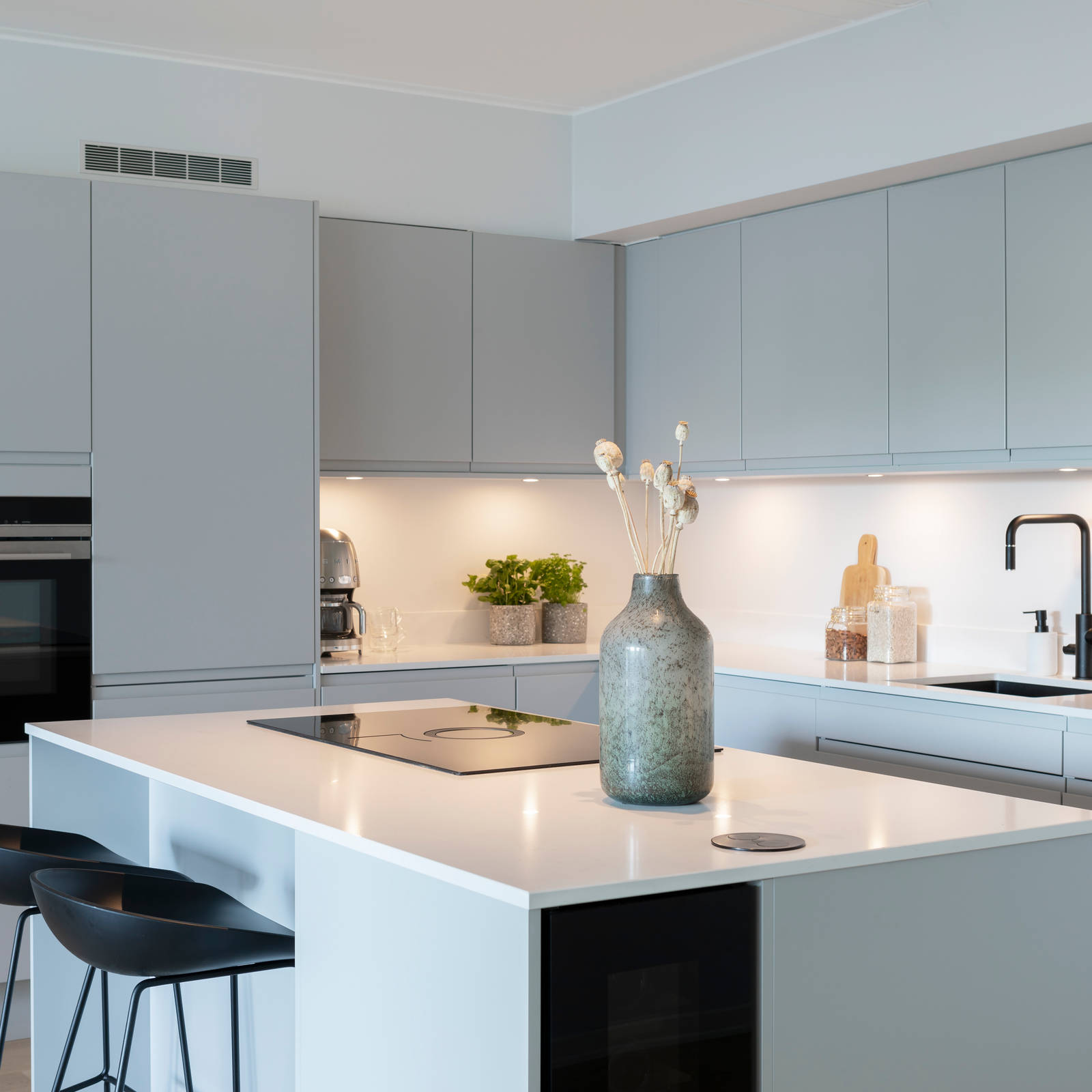 Horisont i fargen S 2500-N hos kunde på Fornebu. Et hjemmekoselig og allsidig kjøkken uten håndtak.