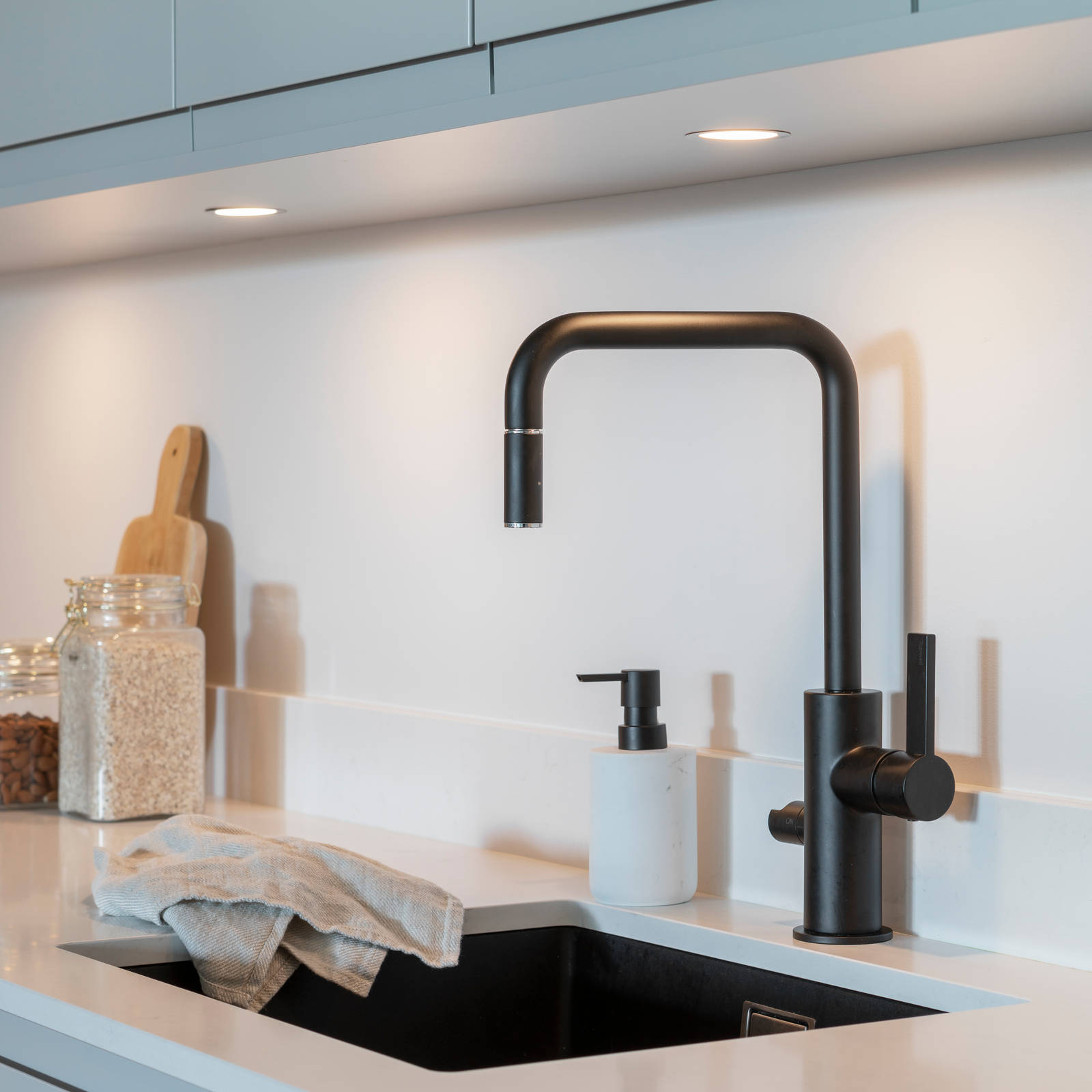 Horisont i fargen S 2500-N hos kunde på Fornebu. Et hjemmekoselig og allsidig kjøkken uten håndtak.