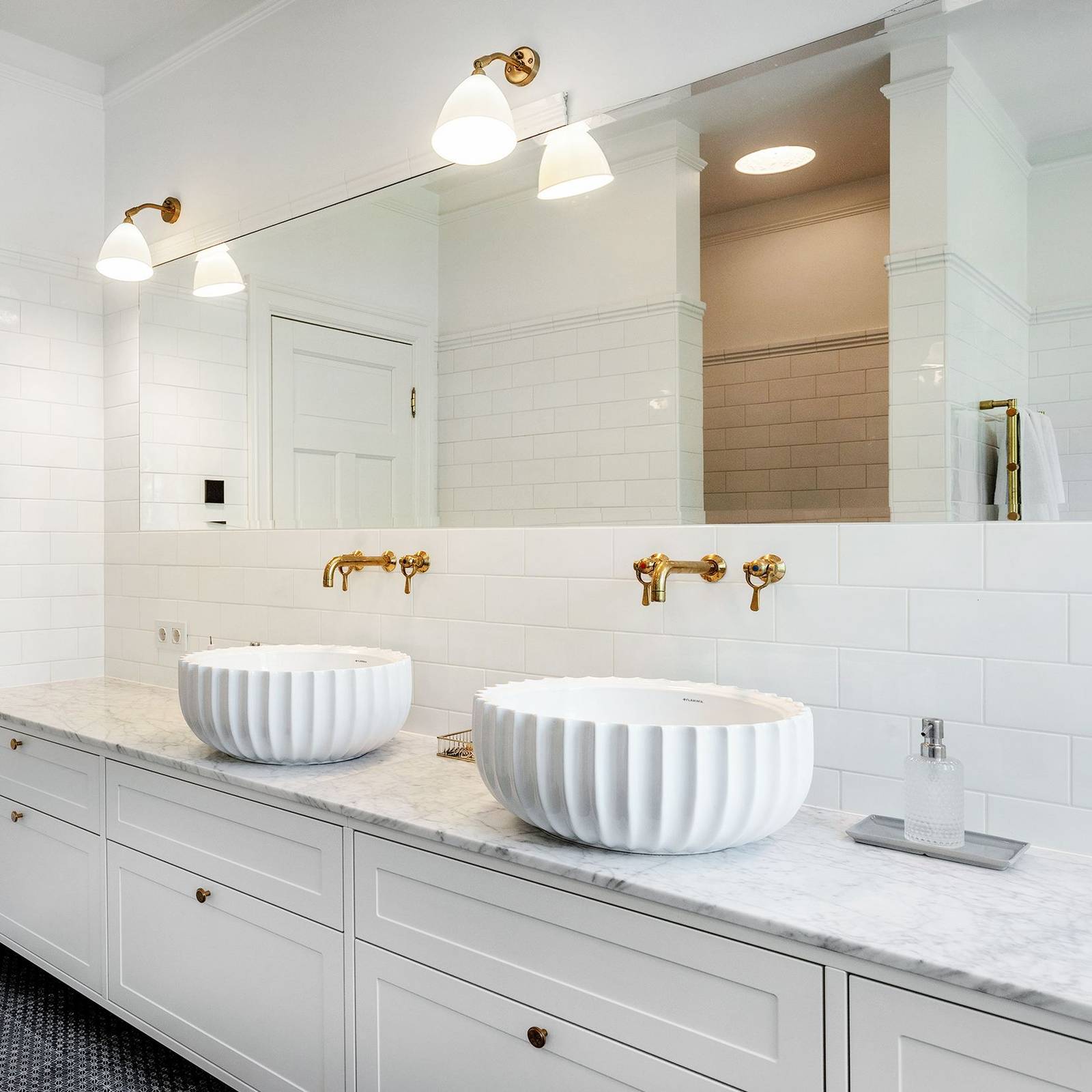 uno form Shaker luxury bathroom with handmade brass built-in faucet