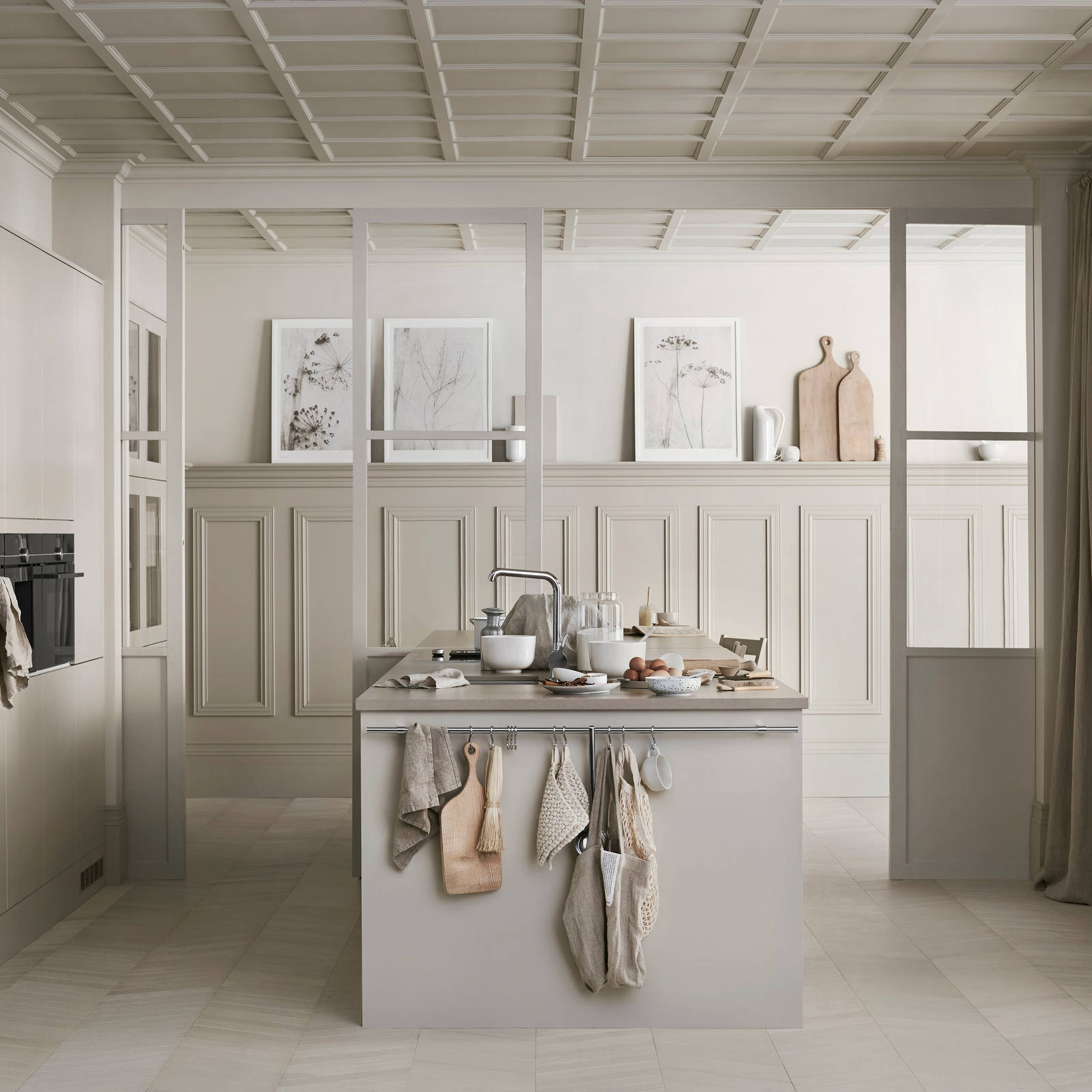 Beige køkken Athena Sand højskabe med integrerede ovne fra INVITA med push to open låger, køkkenø med vask og vandhane i rustfritt stål