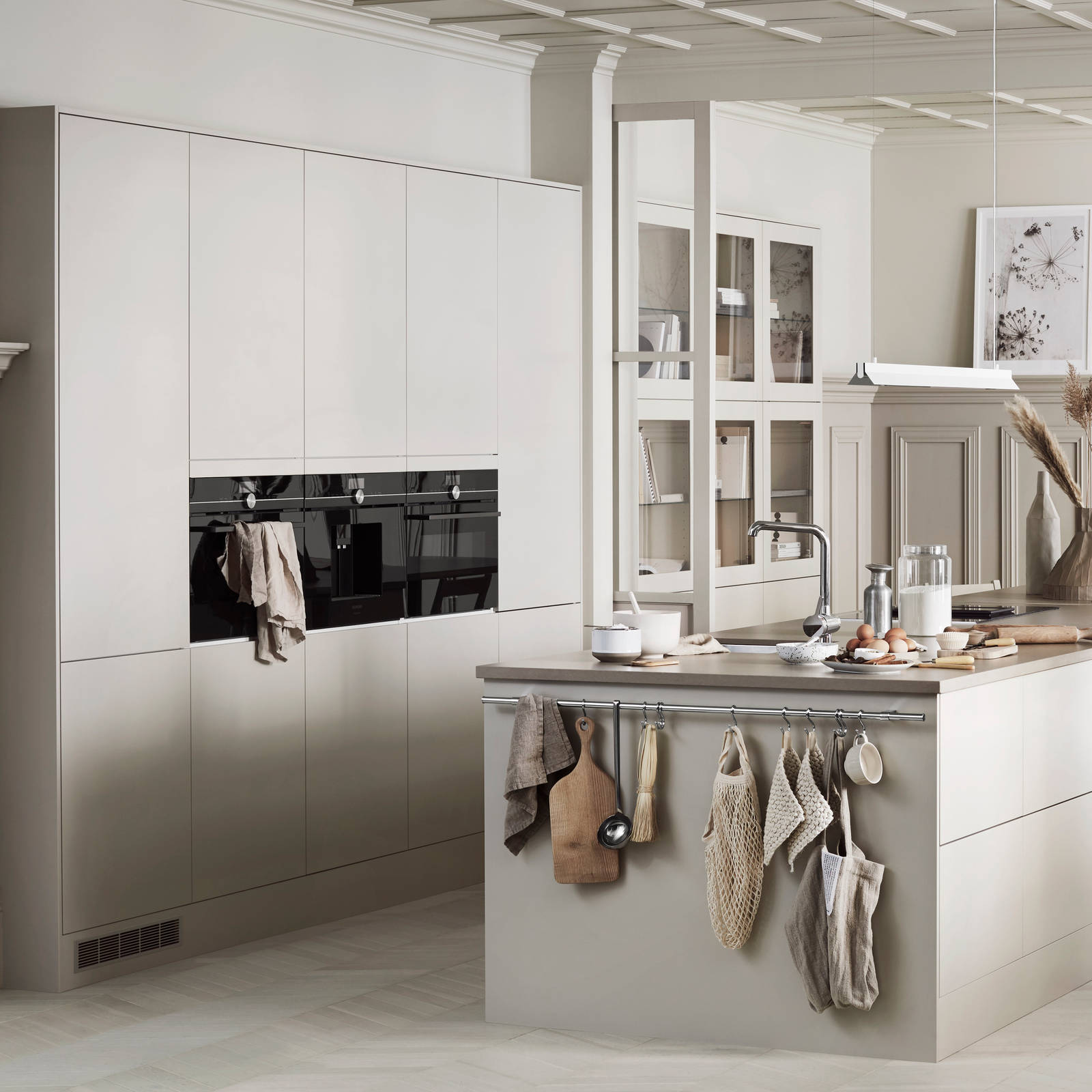 Beige køkken Athena Sand højskabe med integrerede ovne fra INVITA med push to open låger, køkkenø med vask og vandhane i rustfritt stål