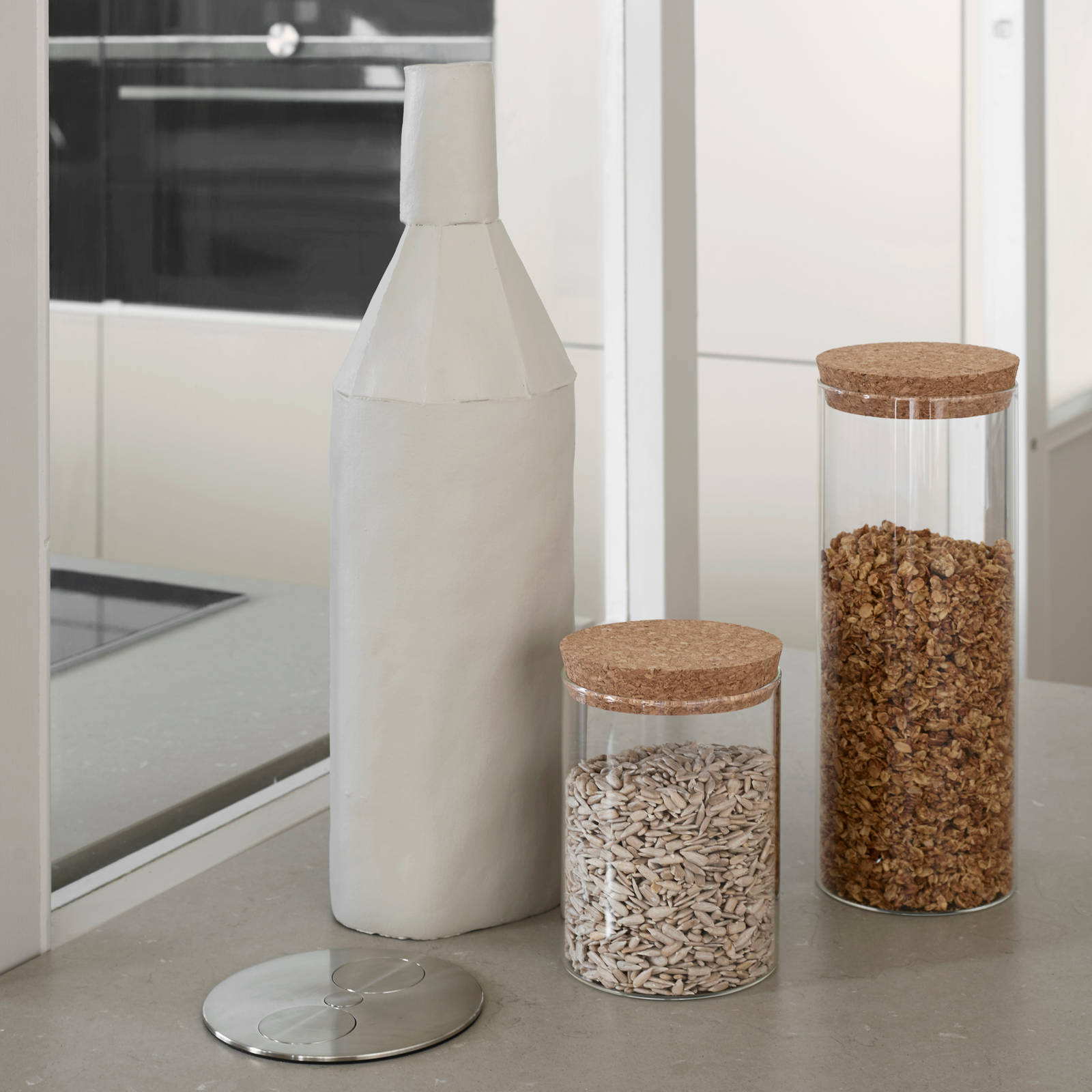 Nærbillede af lukket Powerport i beige køkkenø Athena Sand fra INVITA