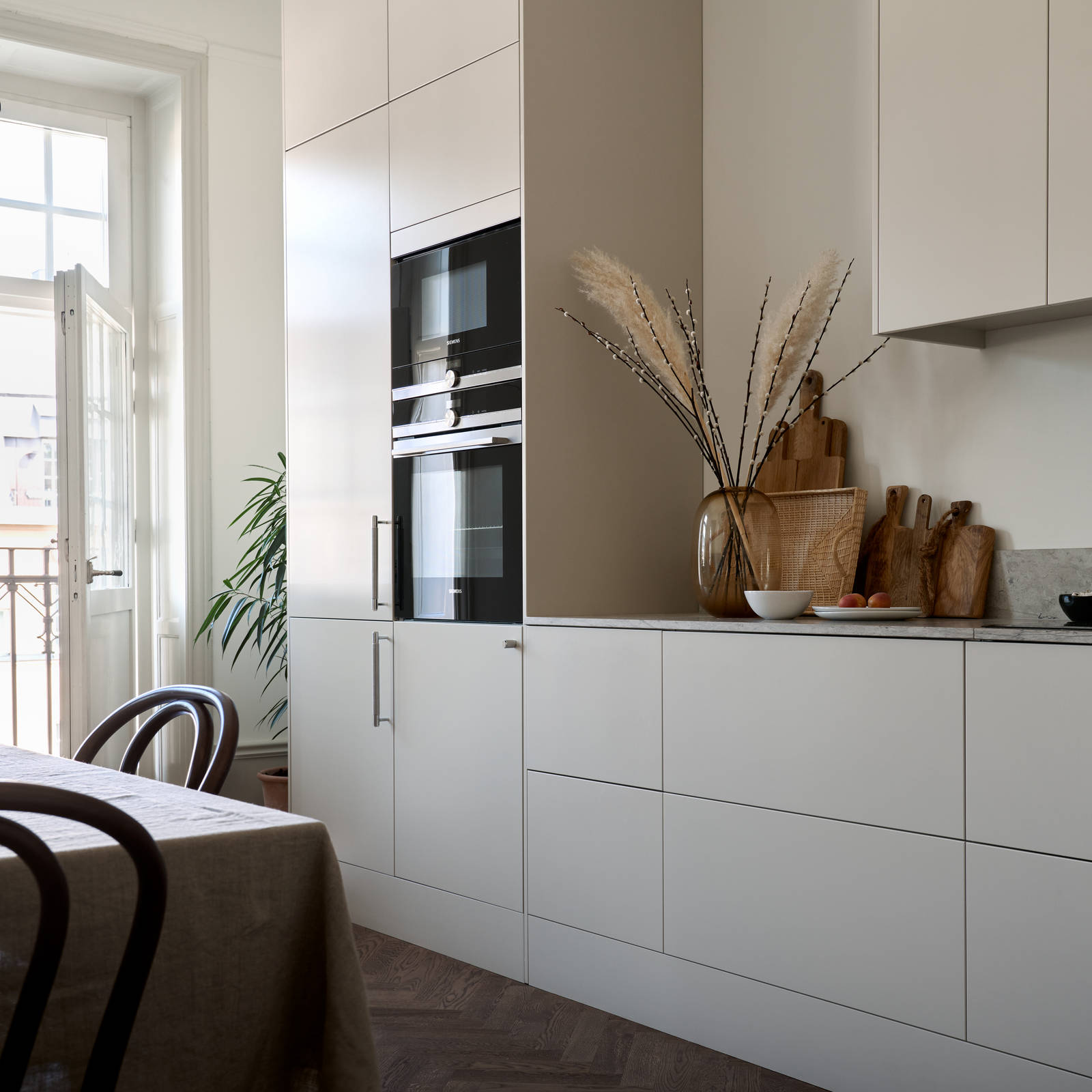 Beige køkken Athena Sand fra INVITA uden greb med marmorbordplade