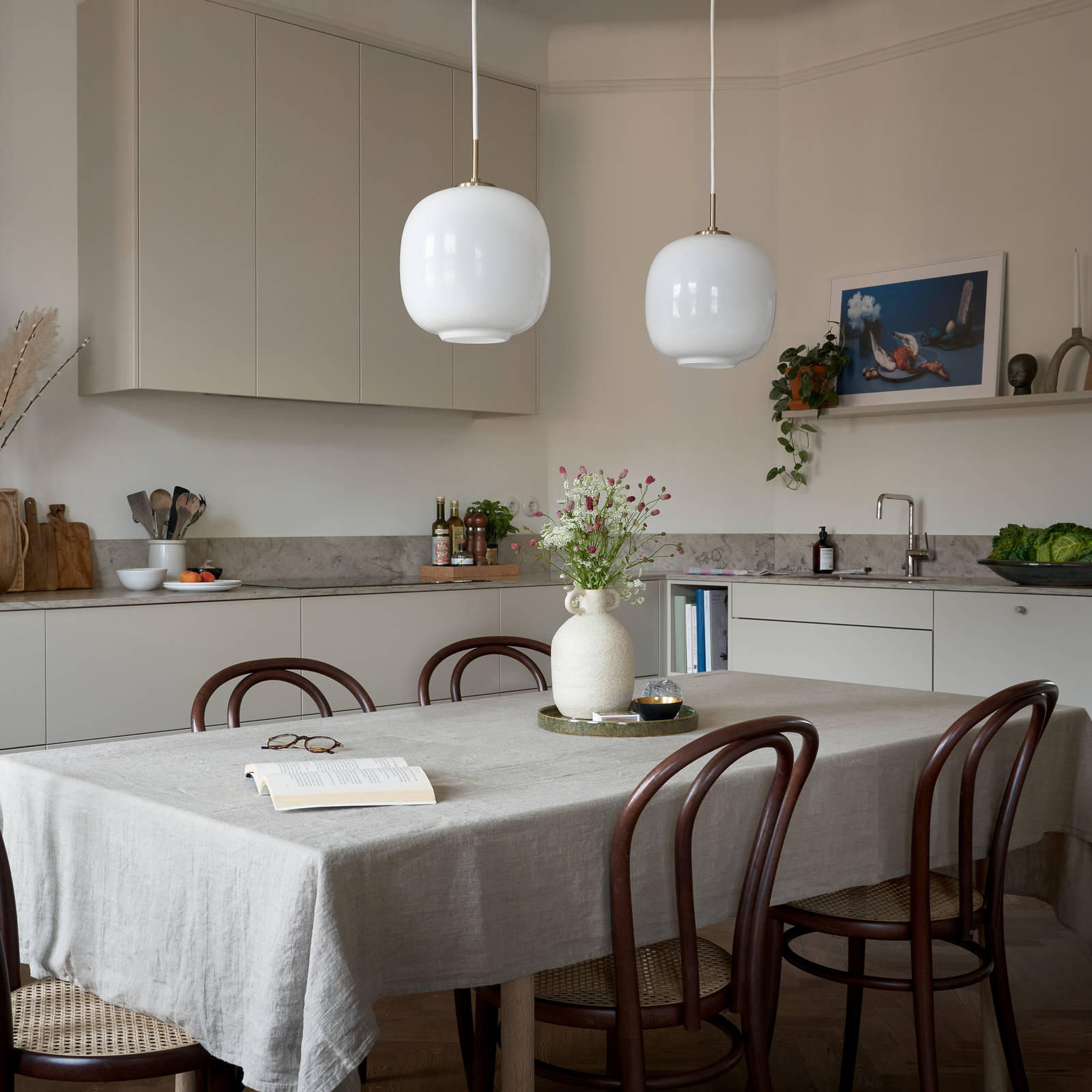 Beige køkken Athena Sand fra INVITA uden greb med marmorbordplade