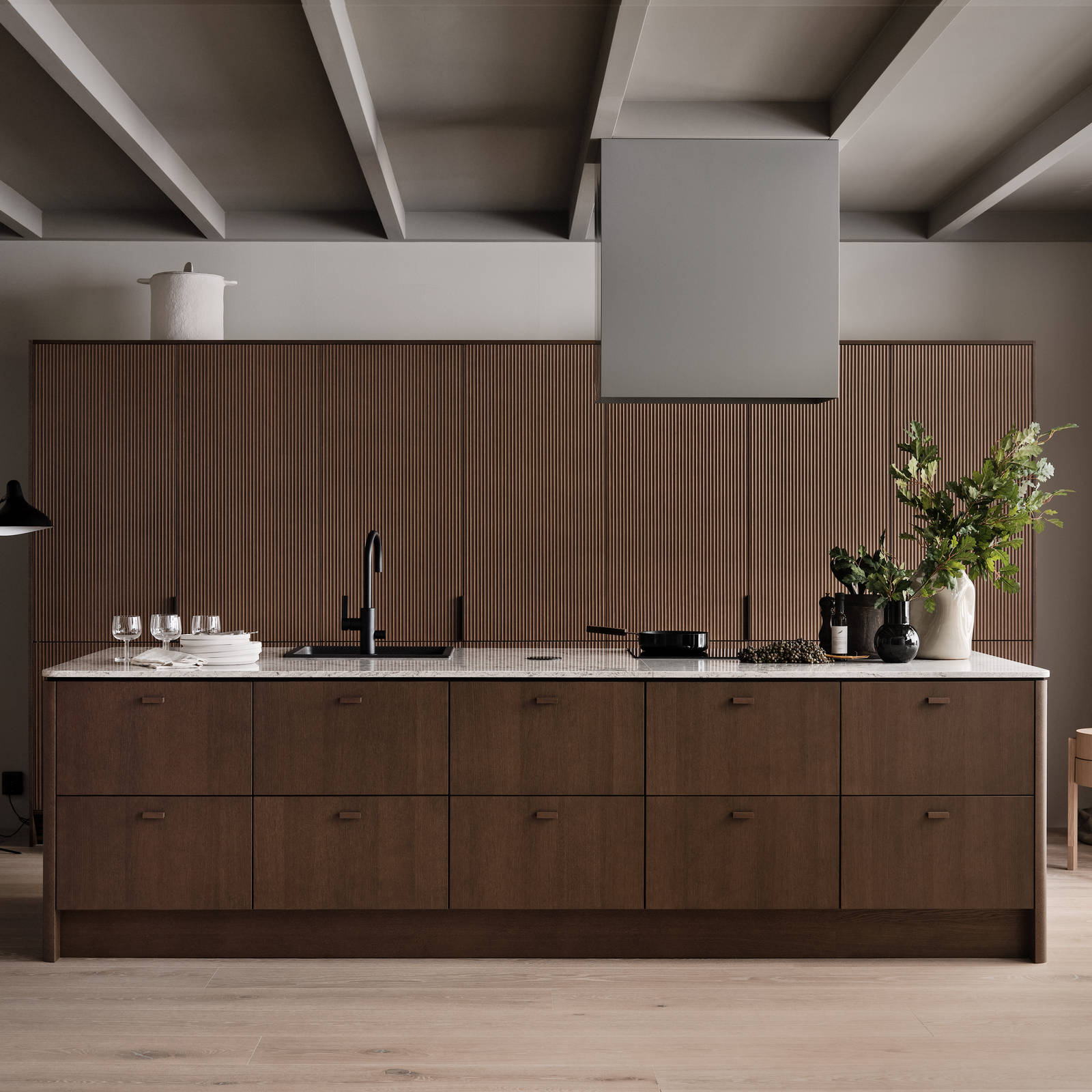 Køkken Forever Oak fra INVITA, mørk eg køkkenskabe med massiv tre mørk eg håndtag, komposit bordplade, sort armatur og højskabe mørk rifled eg