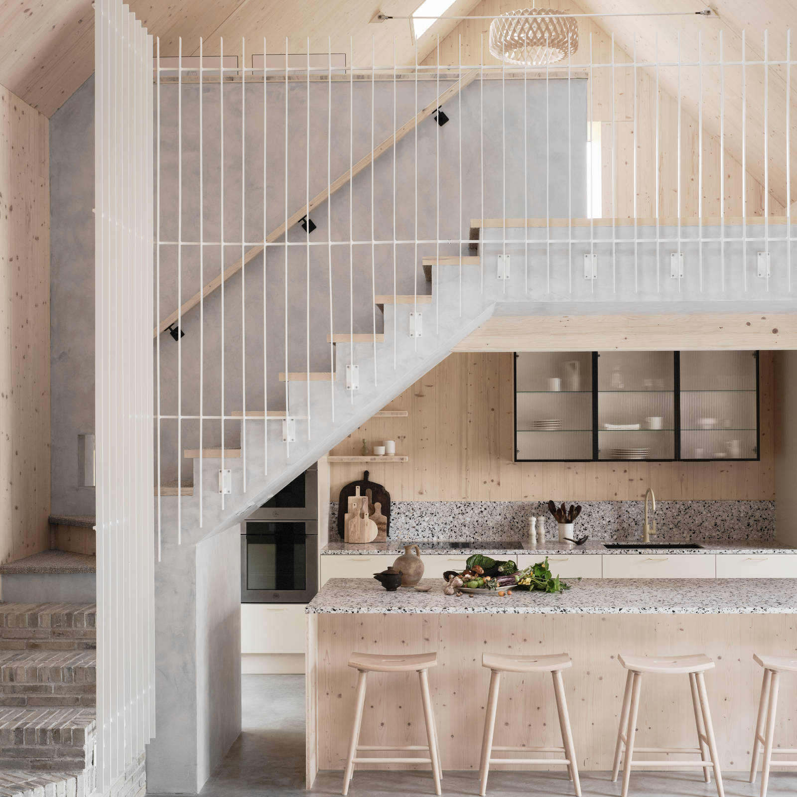 Köksö i ljust trä med terrazzo-bänkskiva och  matchande stänkskydd, vitrinskåp med räfflat glas i Edd Ruchtons Grand design kök i beige Arkitekt Plus-kök från Marbodal