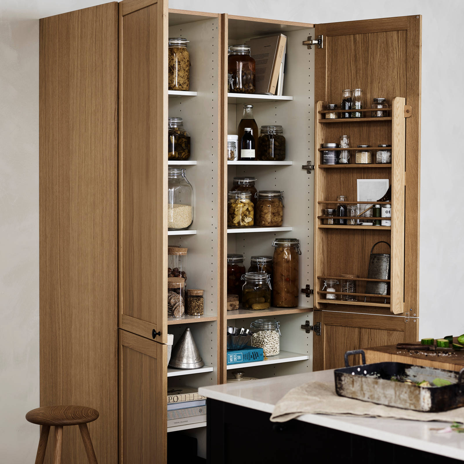 Square eg køkken åbet højskab fra INVITA med træfinér i natur eg