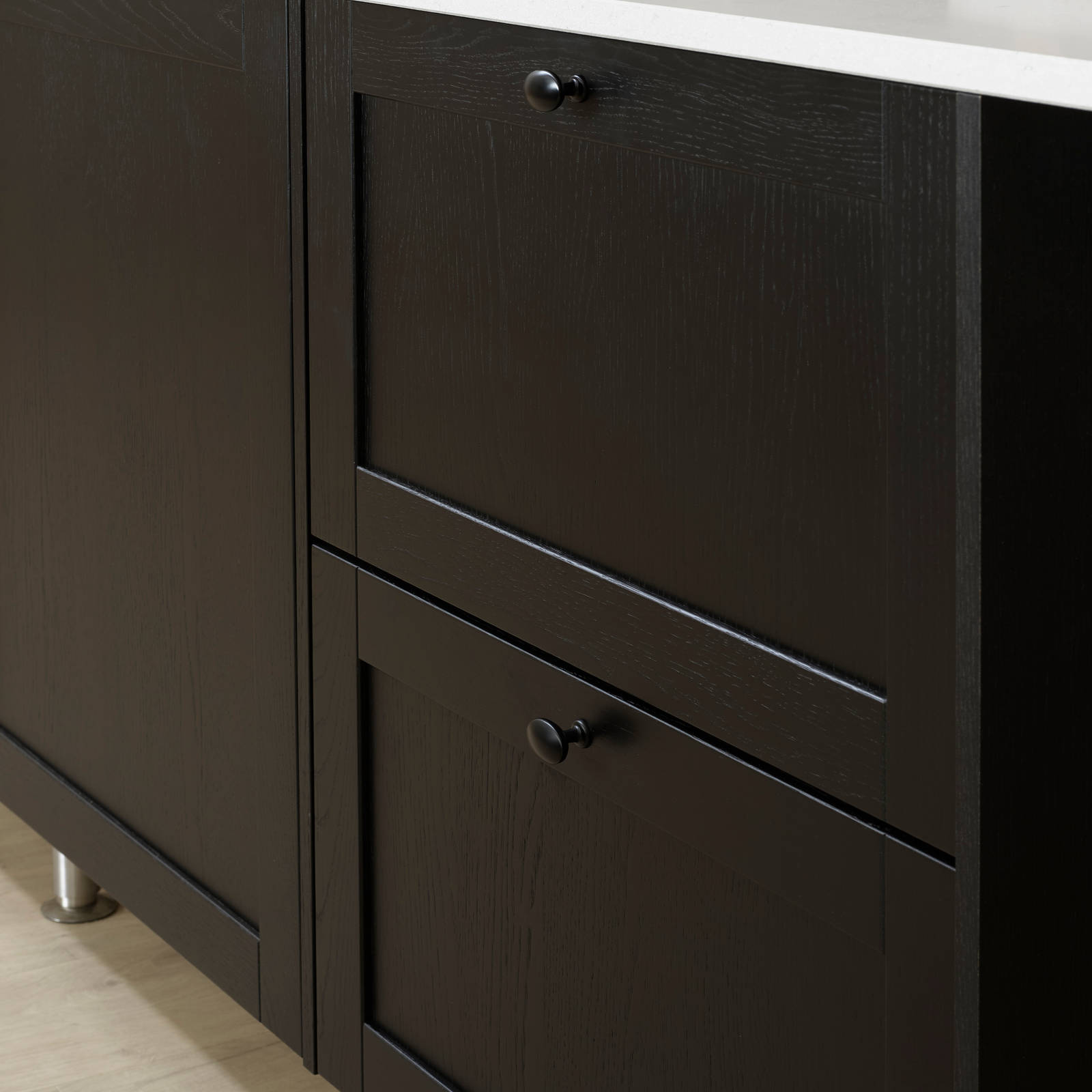 Nærbillede af square eg køkken træfinér sort eg fra INVITA med sort håndtag