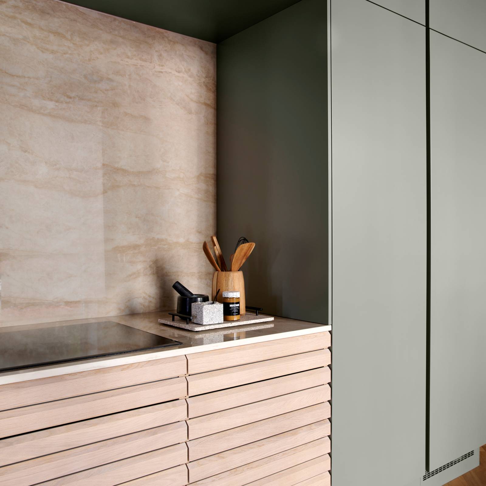 grebsfrie grønne køkkenet Highline Salvie med indfræsede greb i lågerne fra INVITA kombineret med med af egetræskøkken Ikon med håndsorterede lameller i massiv eg.