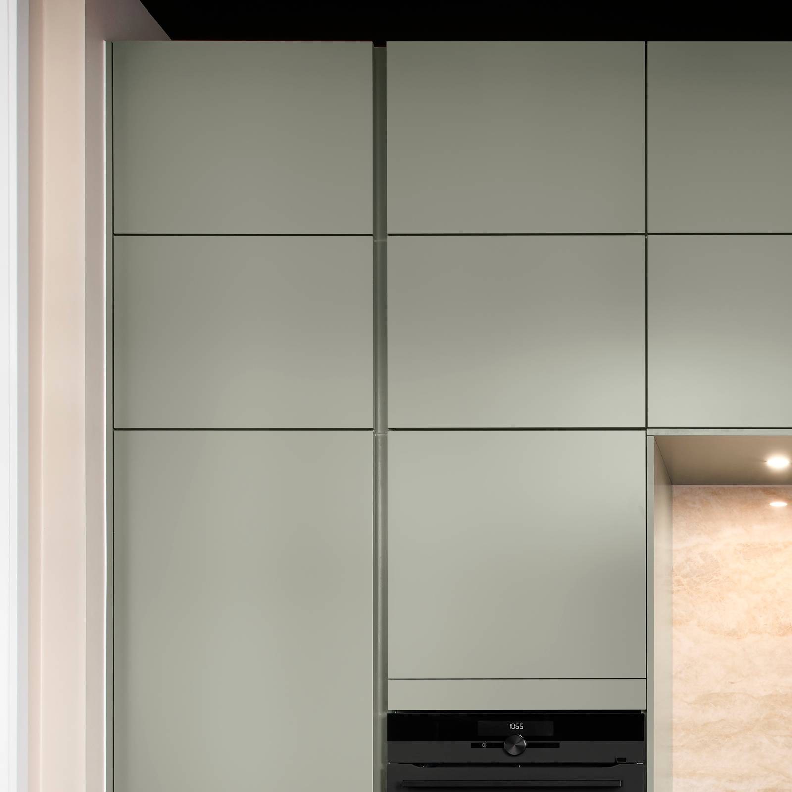 Nærbillede af højskabe i grebsfrie grønne køkkenet Highline Salvie med indfræsede greb i lågerne fra INVITA