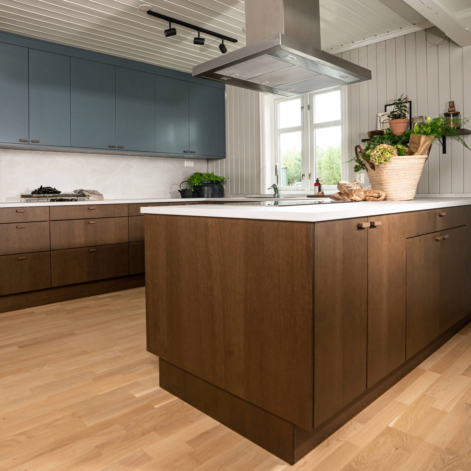 Familien Færgestad fikk nytt kjøkken ved å bytte kjøkkenfronter, dermed sparte de både penger og miljø. Se forvandlingen på nettsiden vår.