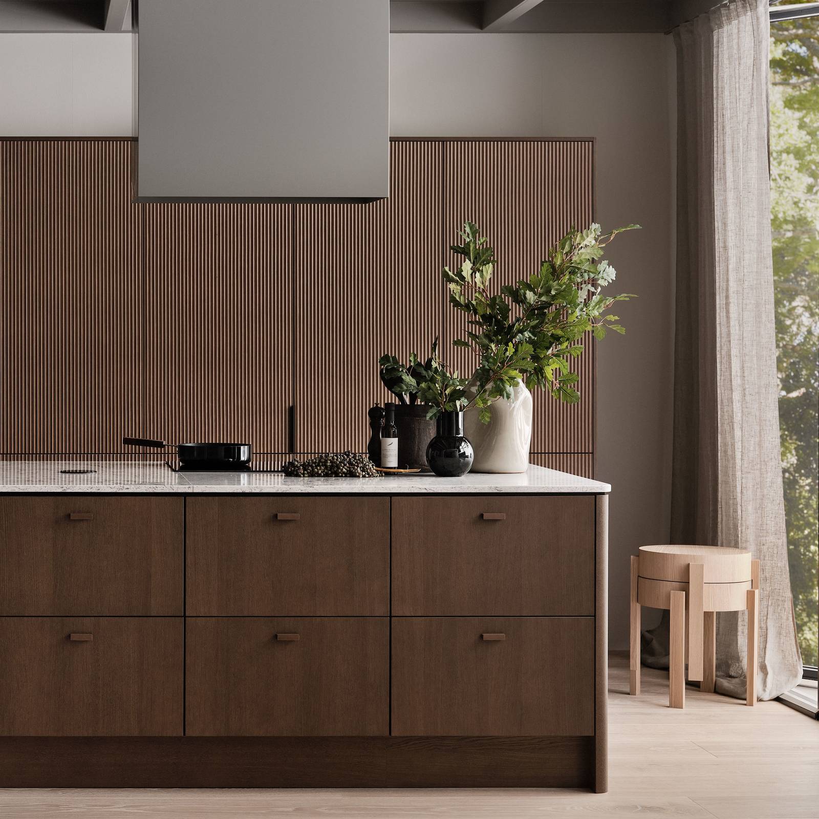 Køkken Forever Oak fra INVITA, mørk eg køkkenskabe med massiv tre mørk eg håndtag, komposit bordplade, sort armatur og højskabe mørk rifled eg