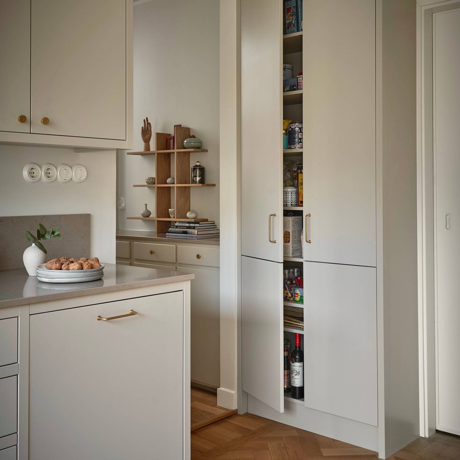 Forrammekøkken Athena Fusion i lys grå farve Sky fra INVITA med grå stein bordplade, messing håndtag