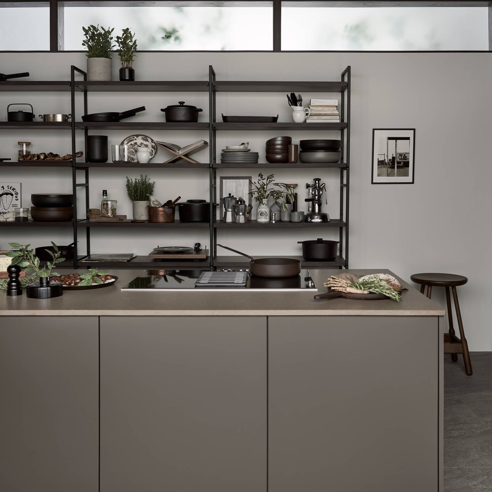 Brunt køkken Athena Bark fra INVITA uden greb og brun bordplade