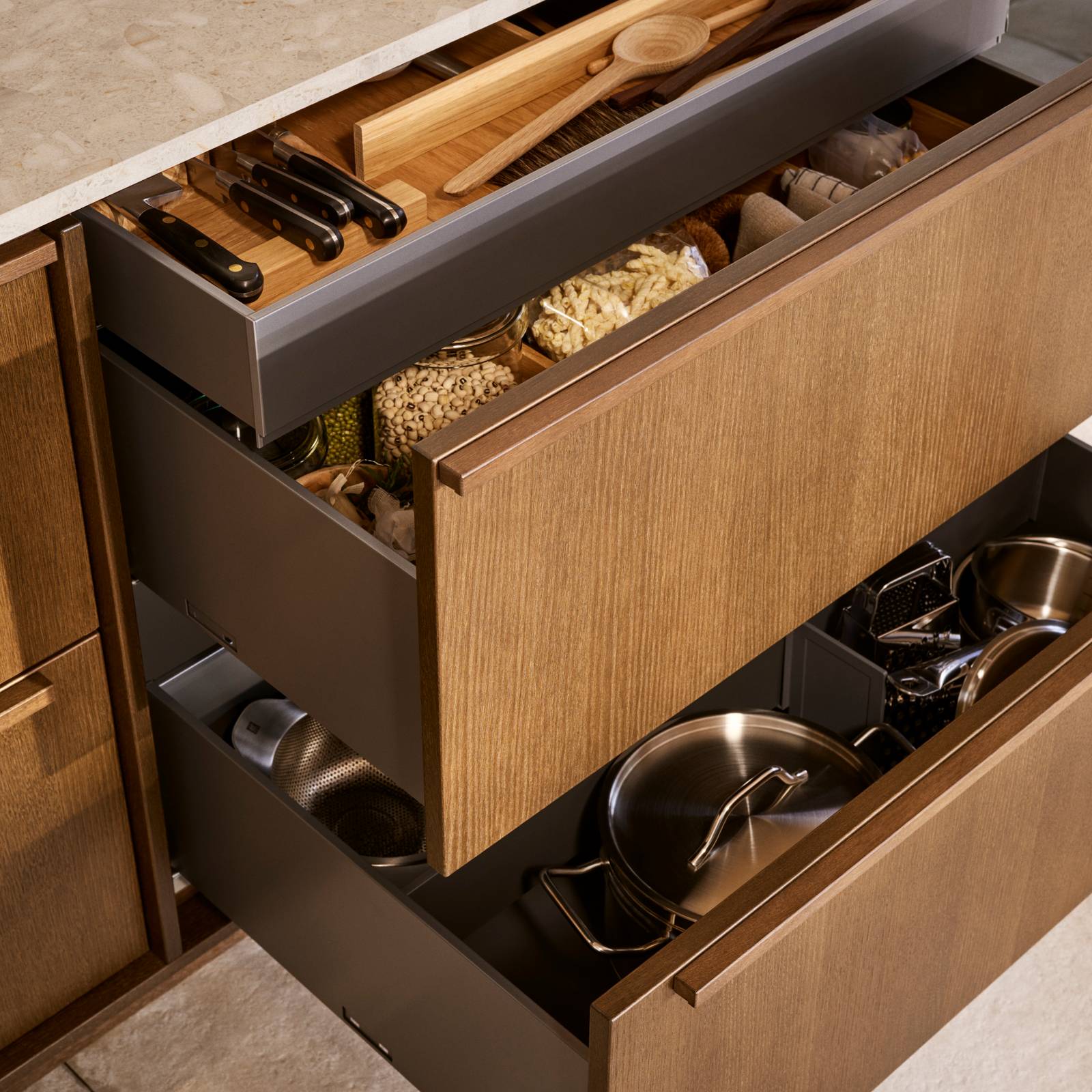 Åben mørk eg køkkenskuffe Forever oak med massiv tre håndtag og eg bestik indsats