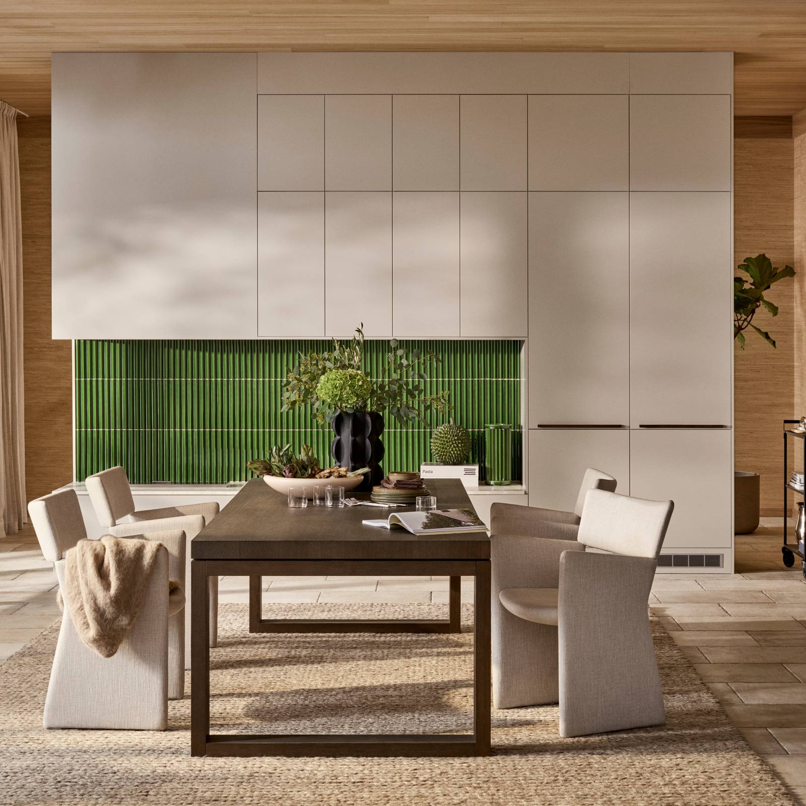 Mørk eg køkkenbænk Forever Oak fra INVITA kombineret med overskaber og højskaber Athena Sand, fliser, bordplade og massiv ek håndtag, ovn og dampovn fra Siemens