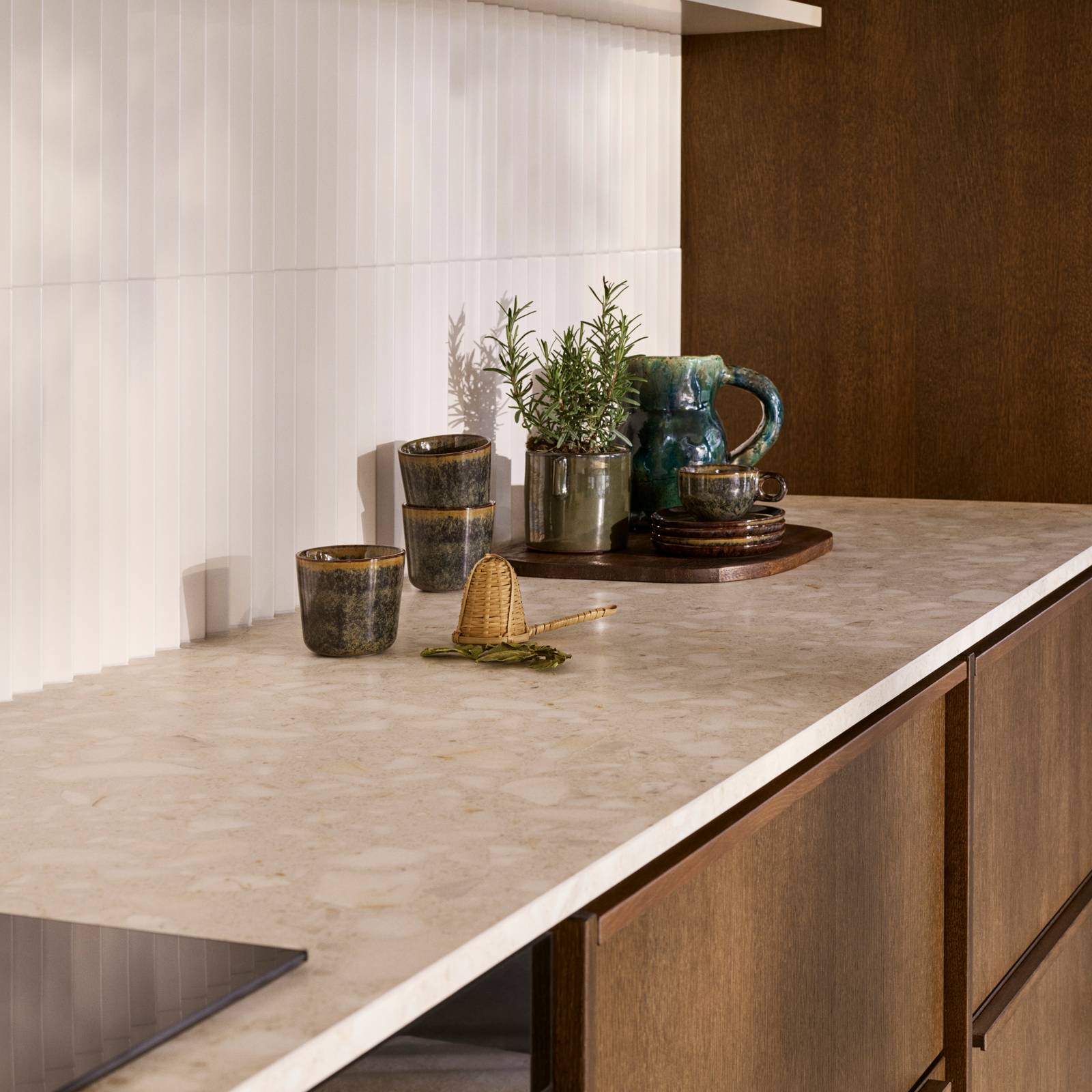 Nærbillede av lys bordplade i  mørk eg køkkenet Forever Oak fra INVITA med massiv tre håndtag