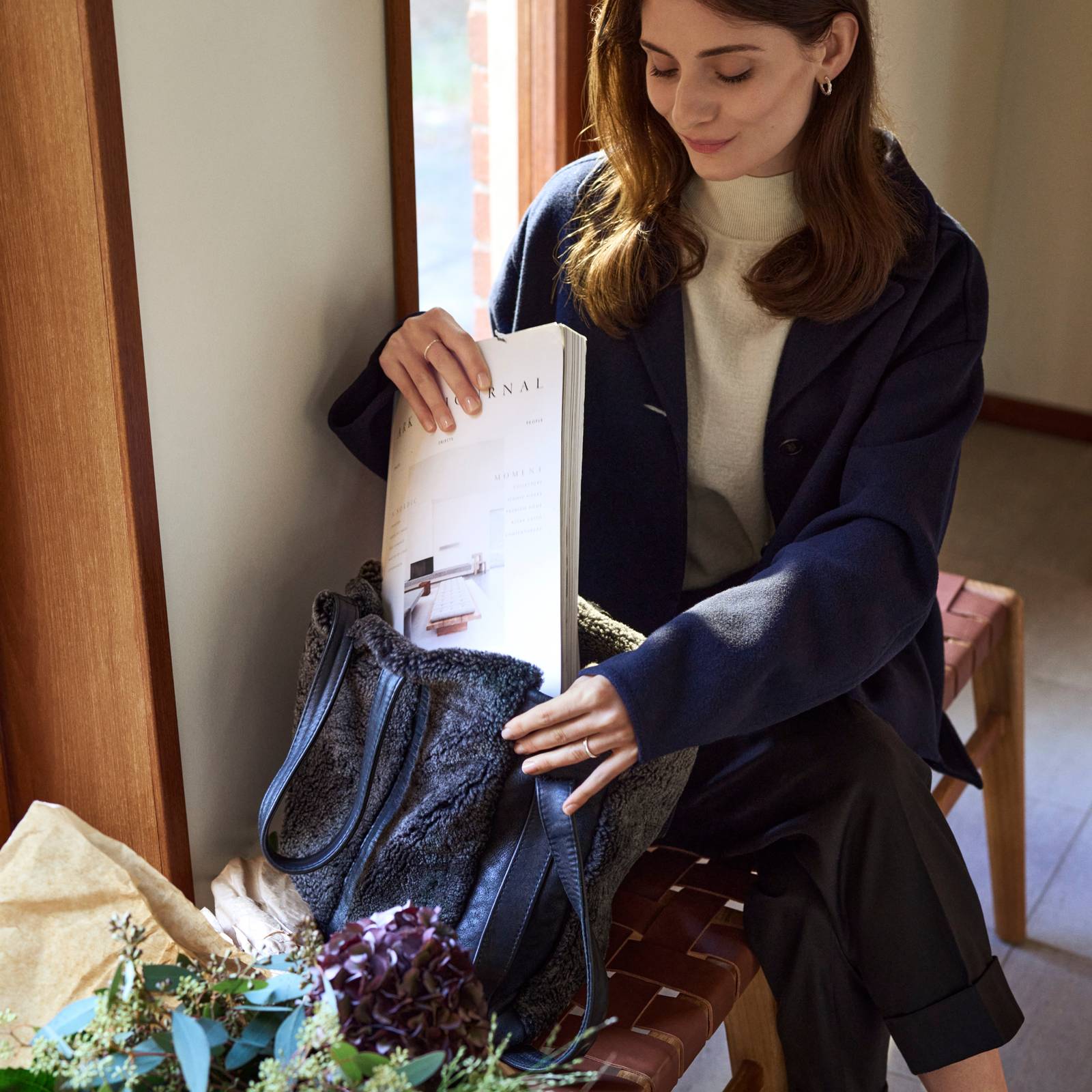 Kvinde leser katalog