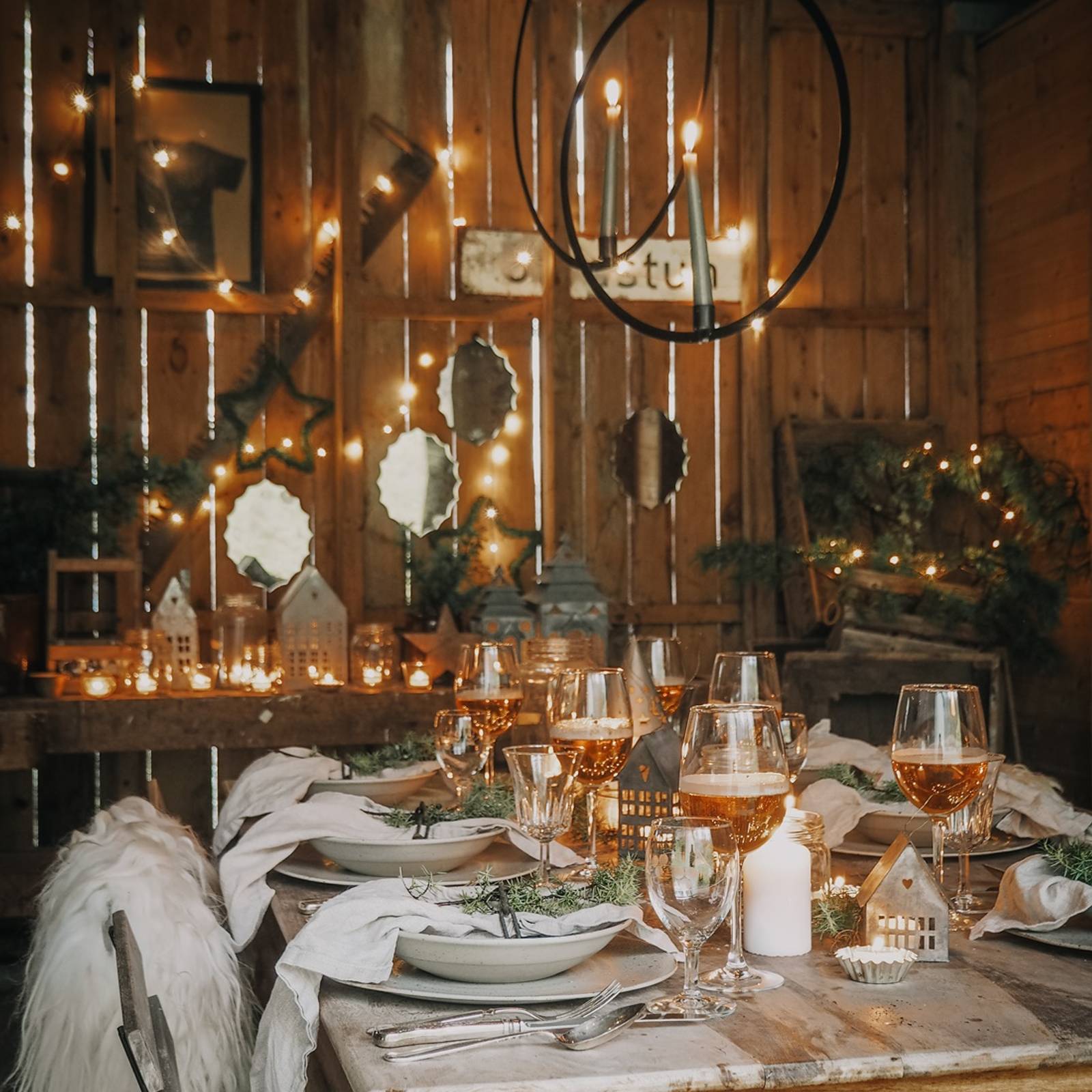 Nydelig julepyntet spisebord til jul av Amalie Fagerli (Svenngaarden).