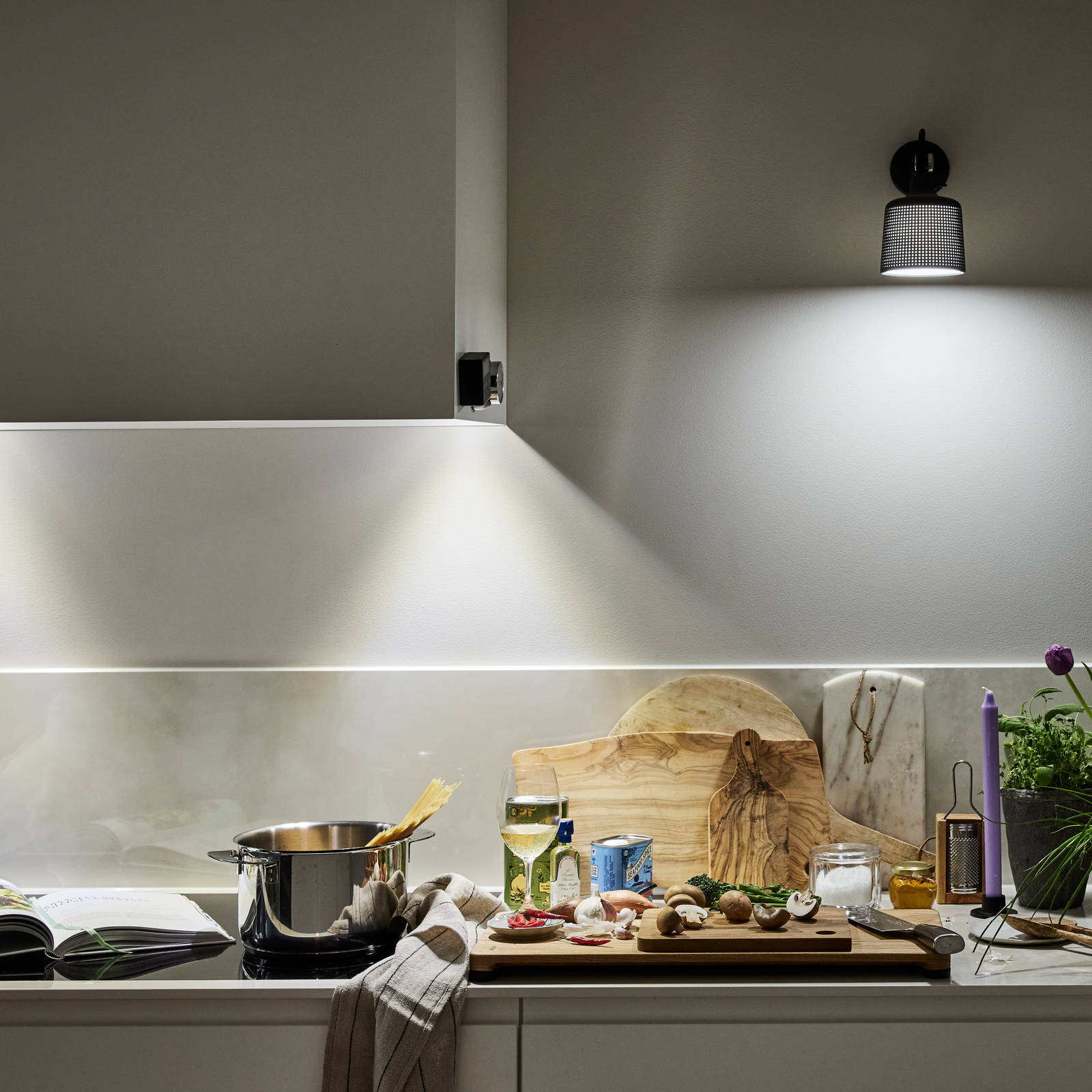 Ovet 279,969 ja saarekkeen takana 965. taso Dekton Helena, allas MX-70, hana Oras 3031F, koneet Miele