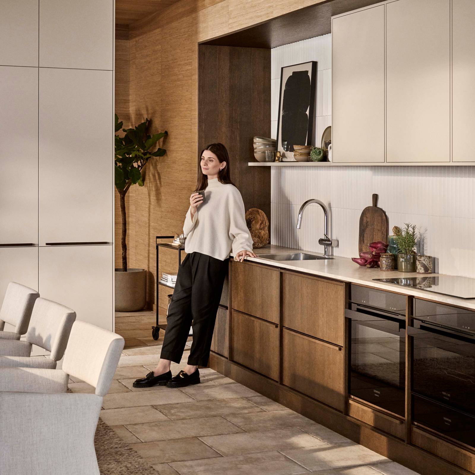 Ved å kombinere kjøkkenmodellen Line i fargen Korn og Signatur Nøtt har vi fått frem et lekent og inspirerende kjøkken med rom for ro og sosiale samvær.