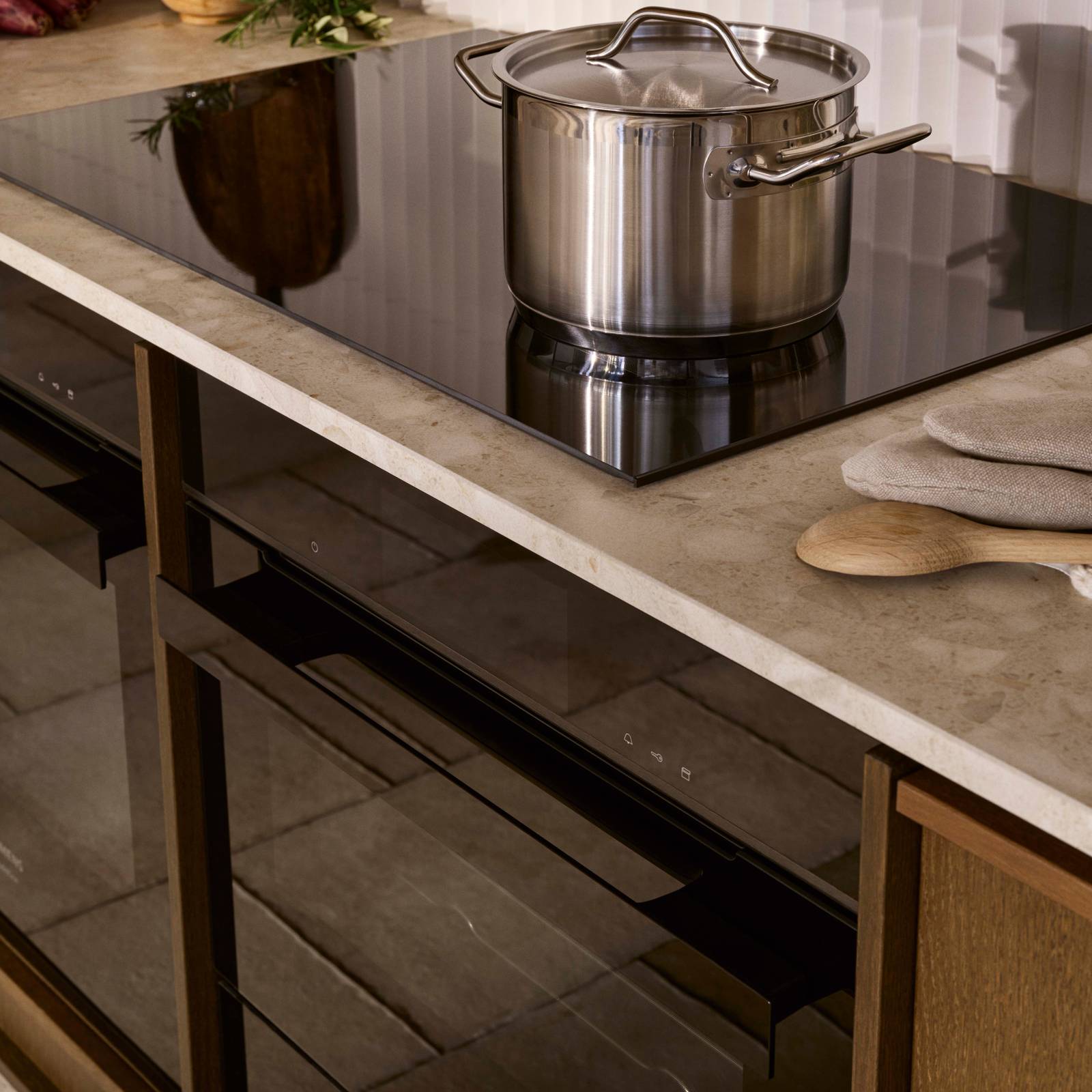 Ved å kombinere kjøkkenmodellen Line i fargen Korn og Signatur Nøtt har vi fått frem et lekent og inspirerende kjøkken med rom for ro og sosiale samvær.