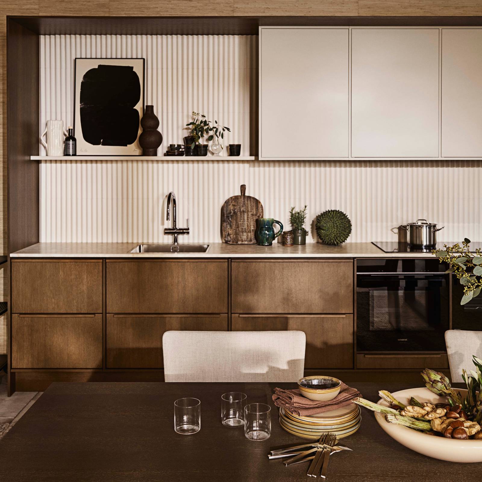 Ved å kombinere kjøkkenmodellen Line i fargen Korn og Signatur Nøtt har vi fått frem et lekent og inspirerende kjøkken med rom for ro og sosiale samvær.