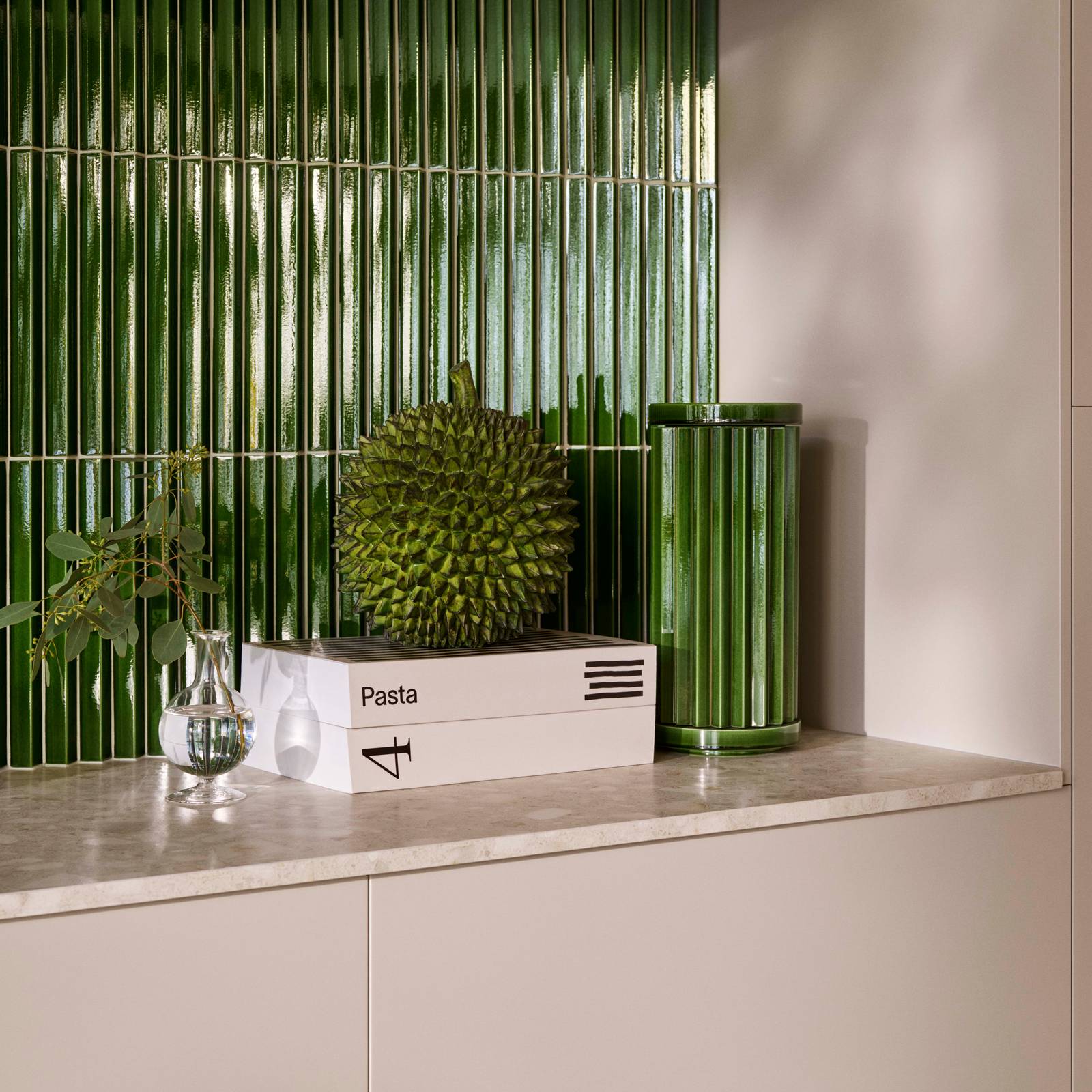 Ved å kombinere kjøkkenmodellen Line i fargen Korn og Signatur Nøtt har vi fått frem et lekent og inspirerende kjøkken med rom for ro og sosiale samvær.