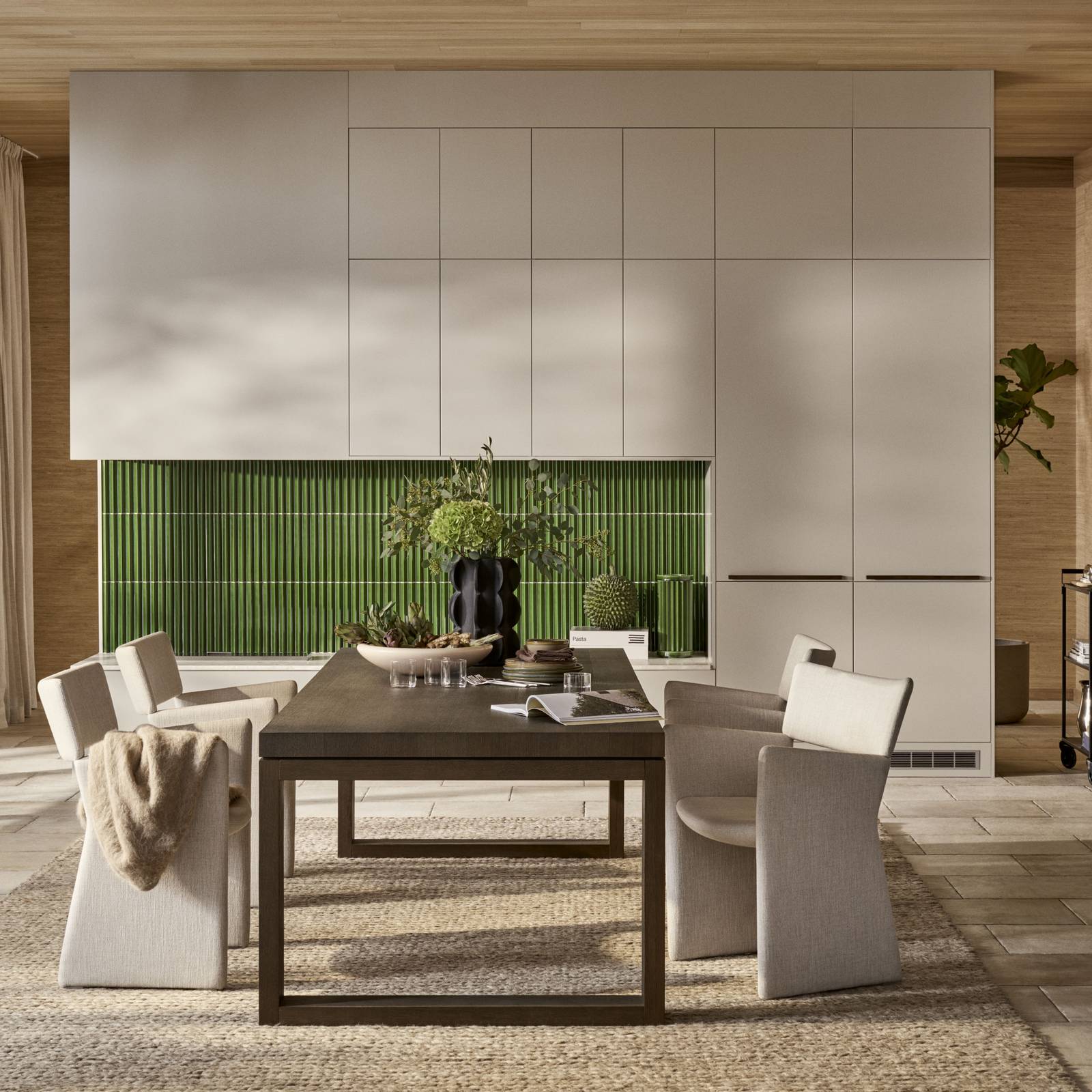 Mørk eg køkkenbænk Forever Oak fra INVITA kombineret med overskaber og højskaber Athena Sand, fliser, bordplade og massiv ek håndtag, ovn og dampovn fra Siemens