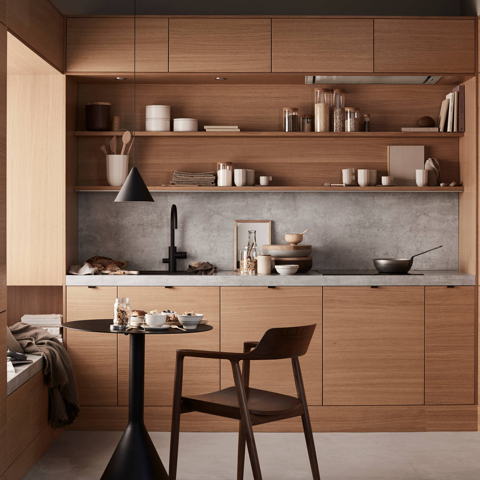 Finér eg natur køkken Athena fra INVITA i finér eg natur, med matchende væghylder, laminat bordplade og splashback med betonmotiv, sort håndtag, vandhane og vask