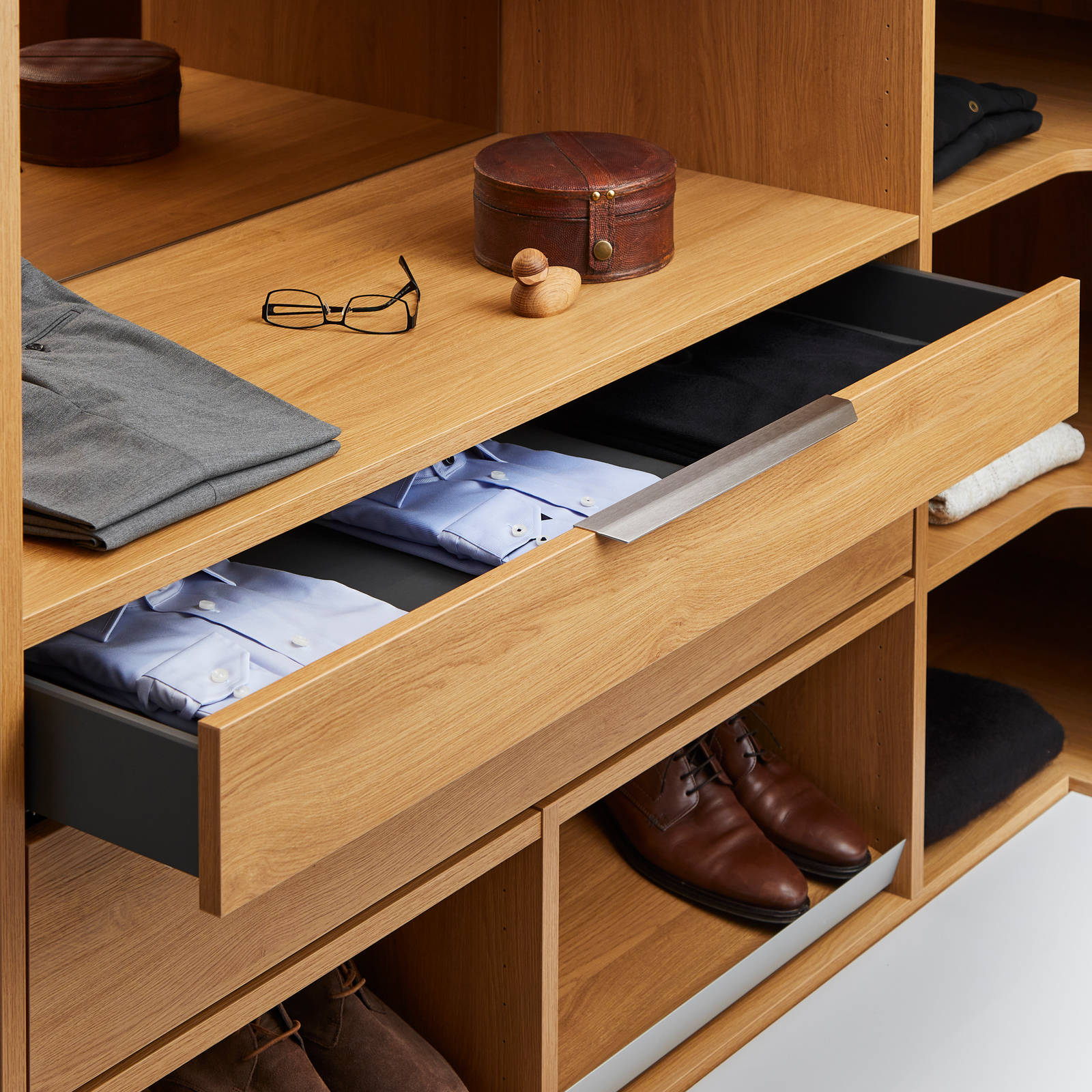 Nærbillede af lyst træ garderobeinteriør