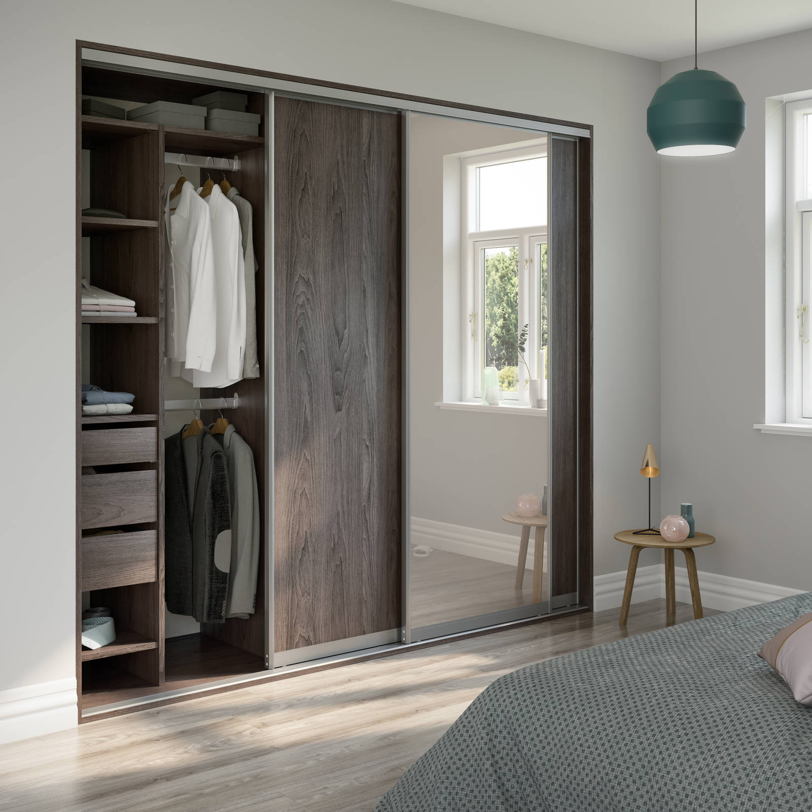 Garderobe i soveværelse med skydedøre i mørkt træ og spejlglas