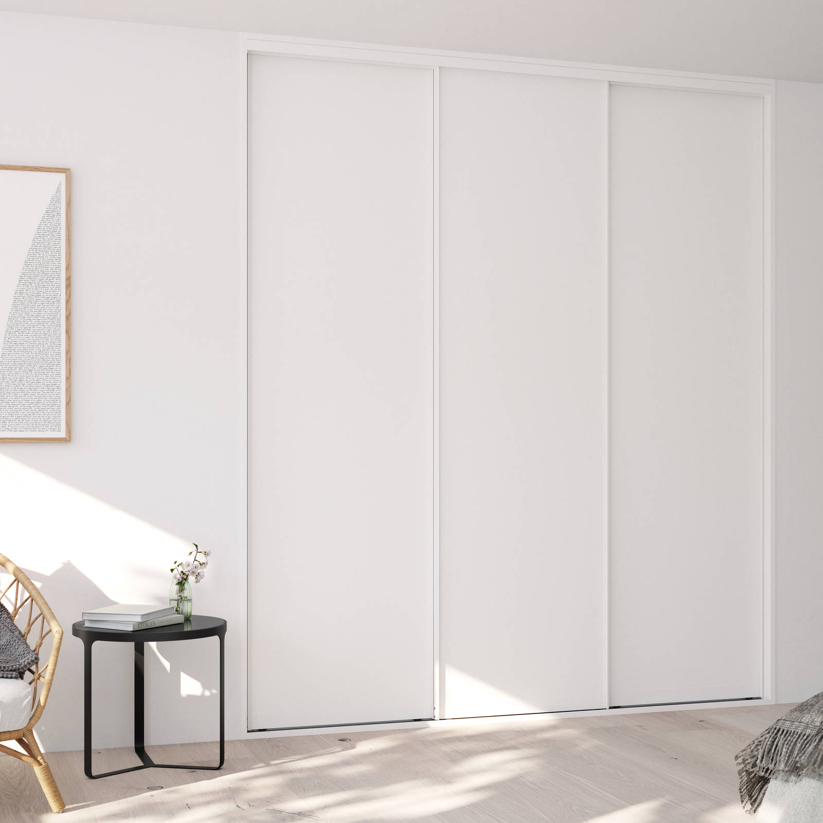 Garderobe i soveværelse med hvid skydedøre