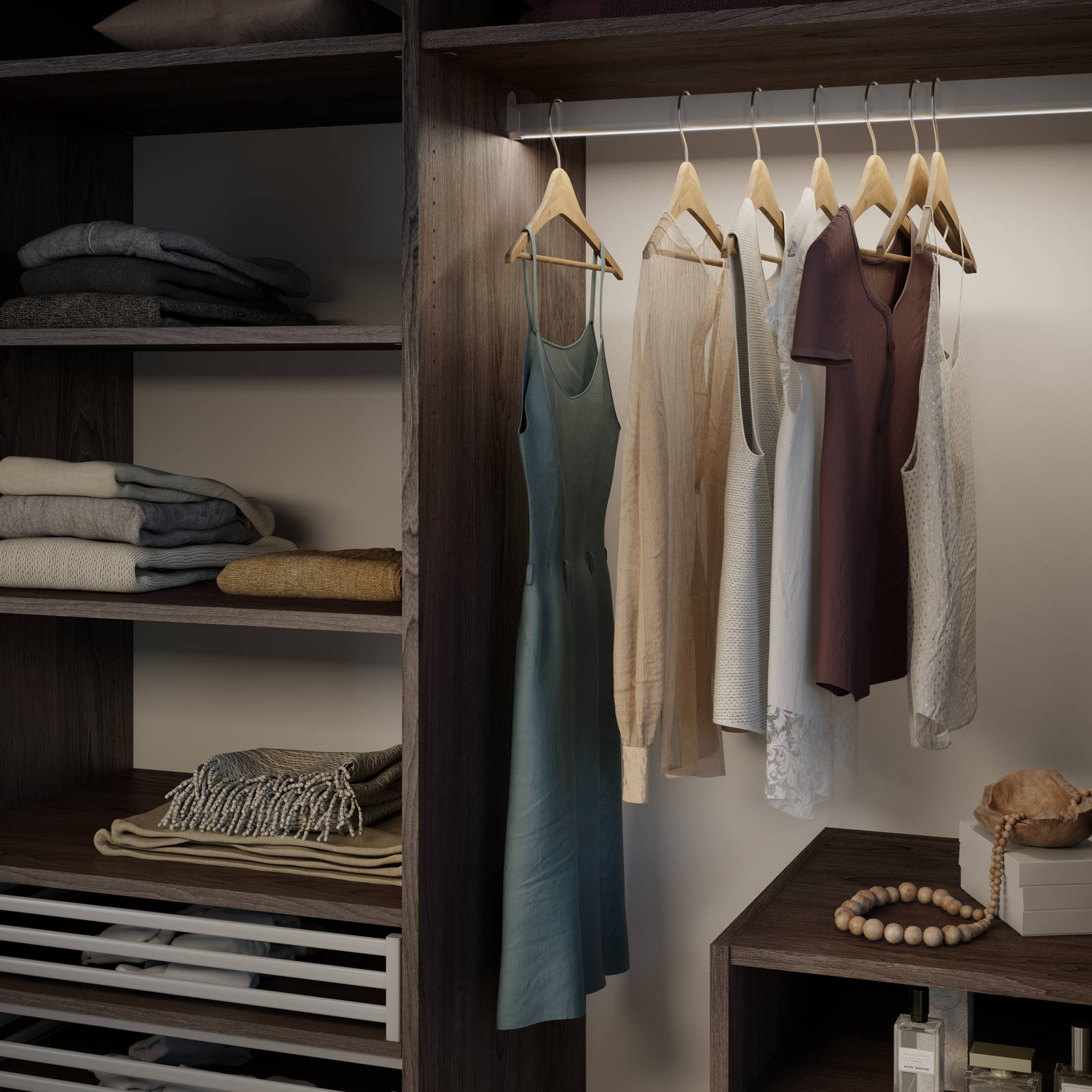 Nærbillede af mørkt træ garderobeinteriør