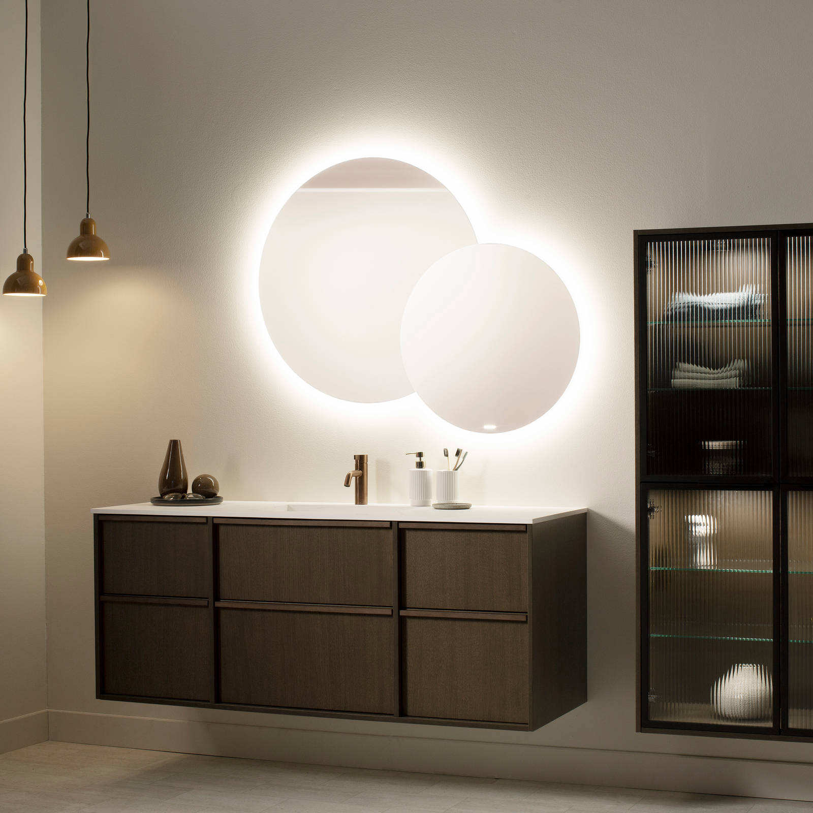 Badeværelsesmøbel Forever Oak mørk tre skabe og vitrineskab med riflede glas og en tynd, sort aluminiumsramme