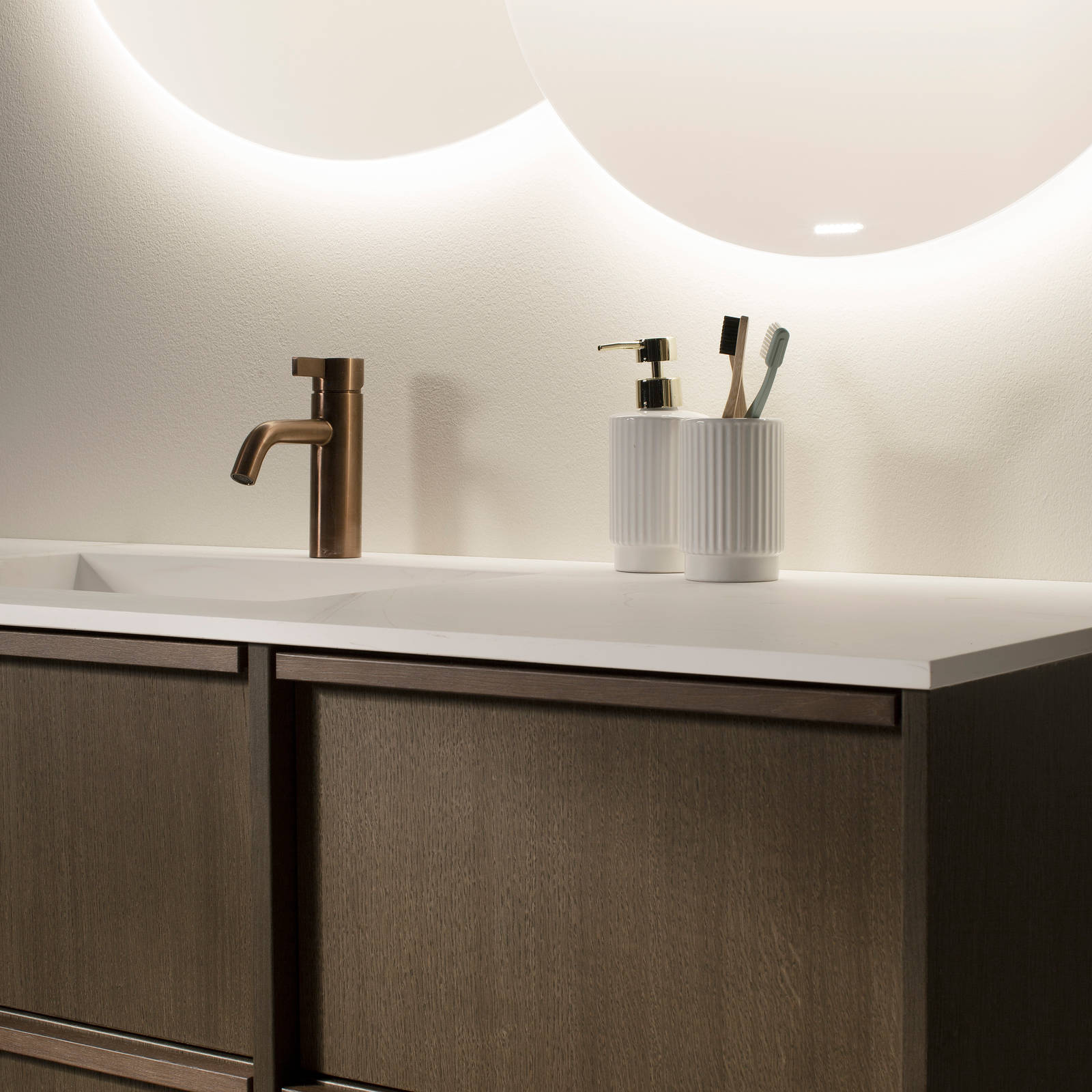 Badeværelsesmøbel Forever Oak mørk tre skabe med messing armatur