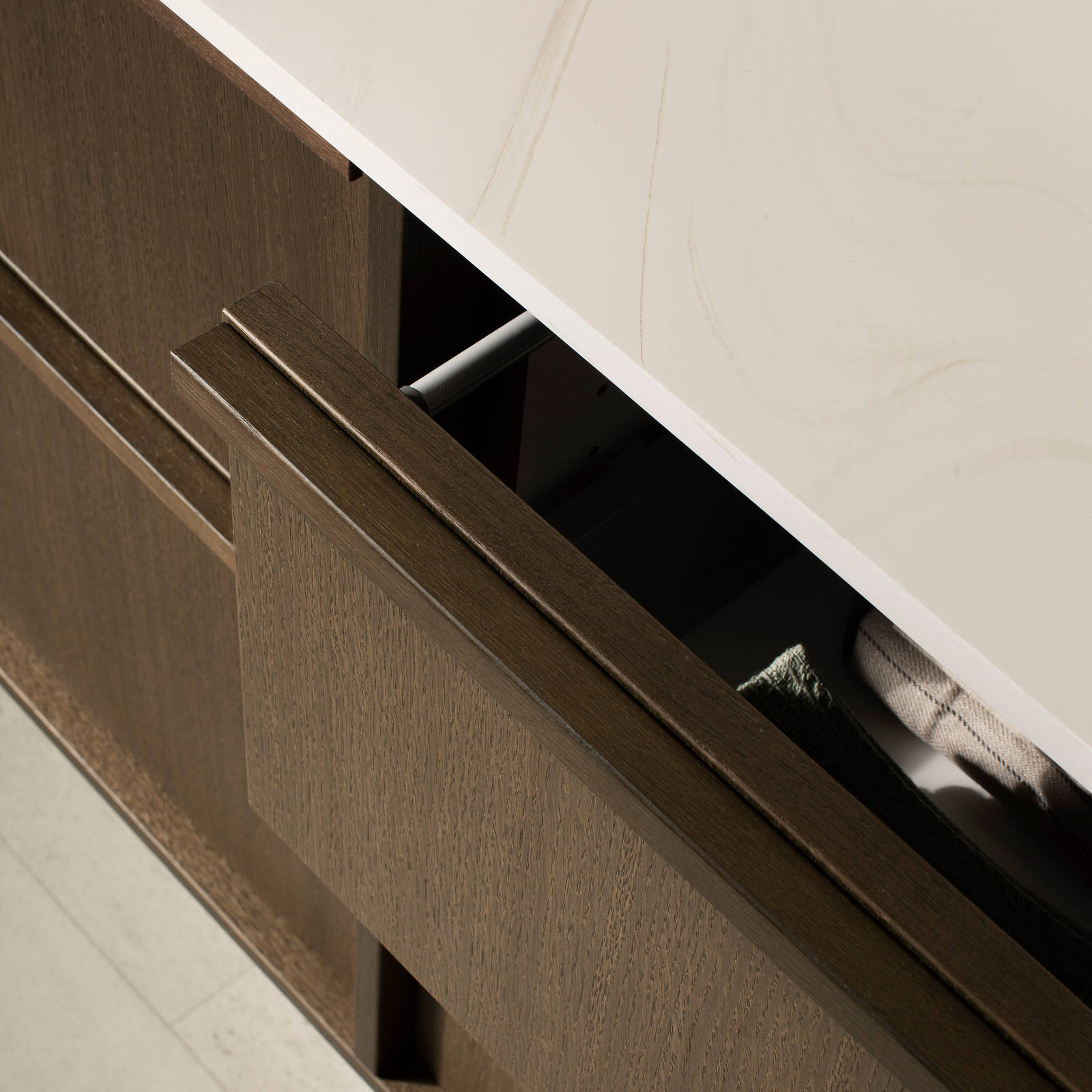 Nærbillede af åben badeværelseskuffe Forever Oak