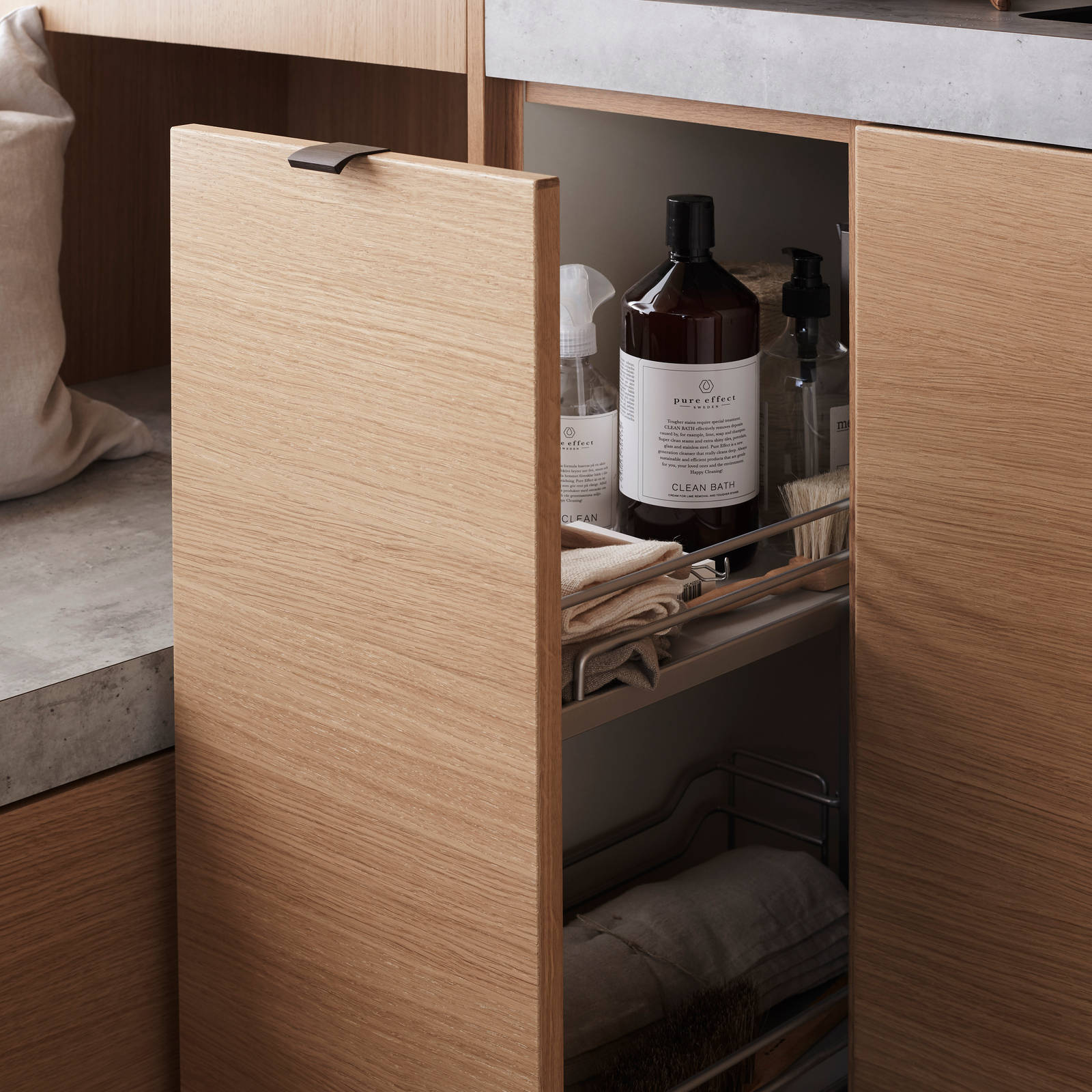 Køkken Athena fra INVITA i finér eg natur, med sort håndtag