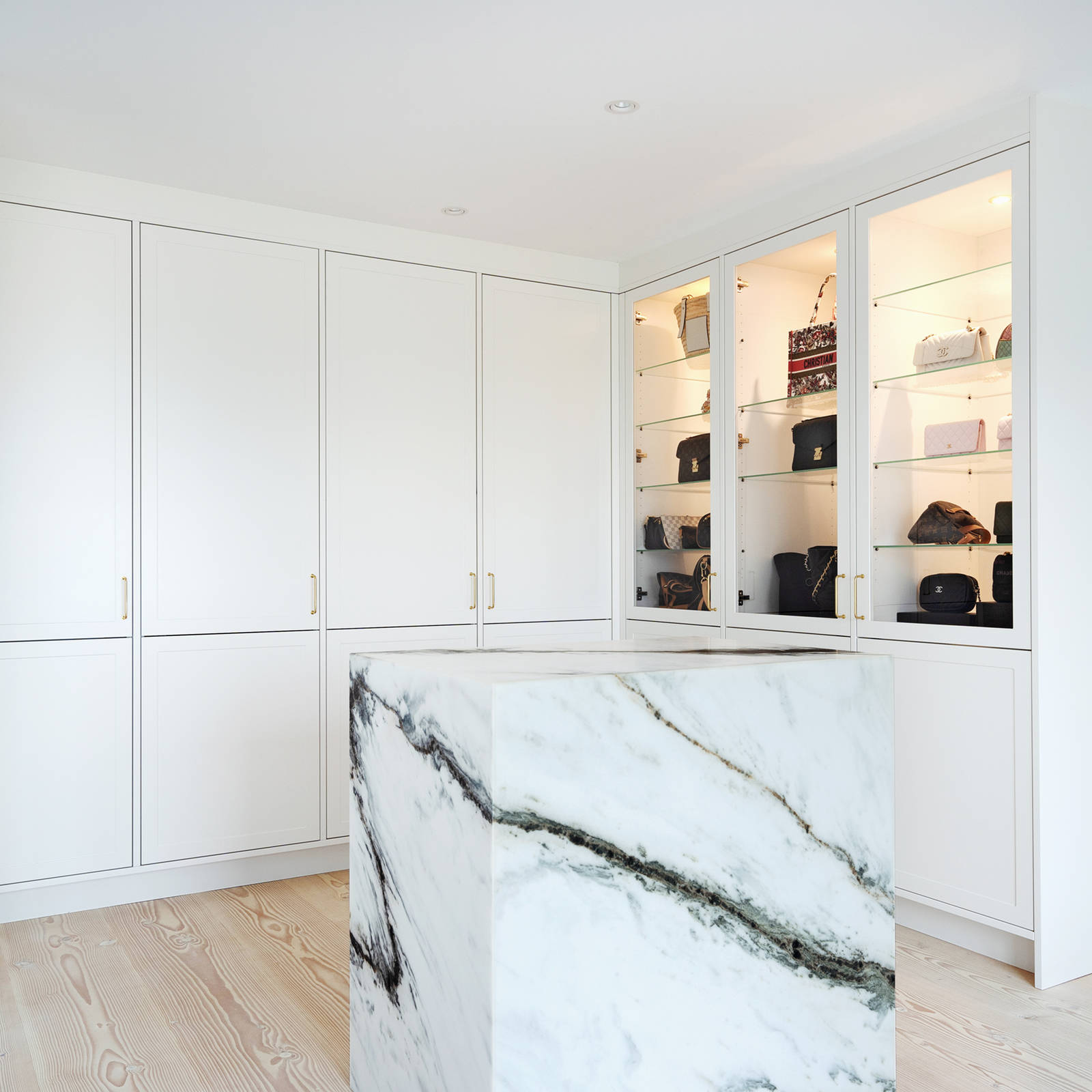 Exklusiv garderob med skåp för visning av favoritväskor