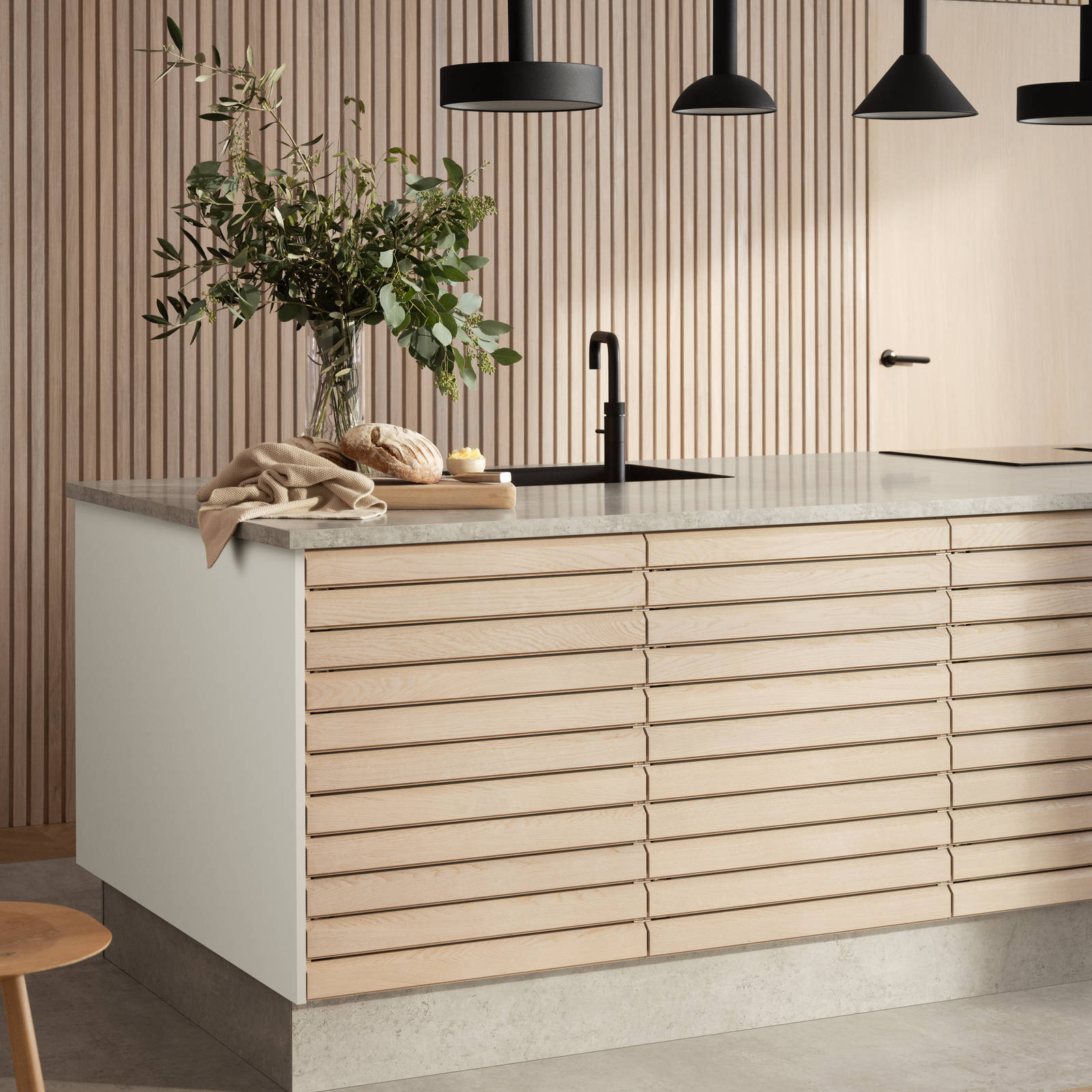 Taso on Grå betong 600, eli varmaan meidän Betonivalu 600 (laminaatti siis)
Franken allas
Siemensin liesitaso