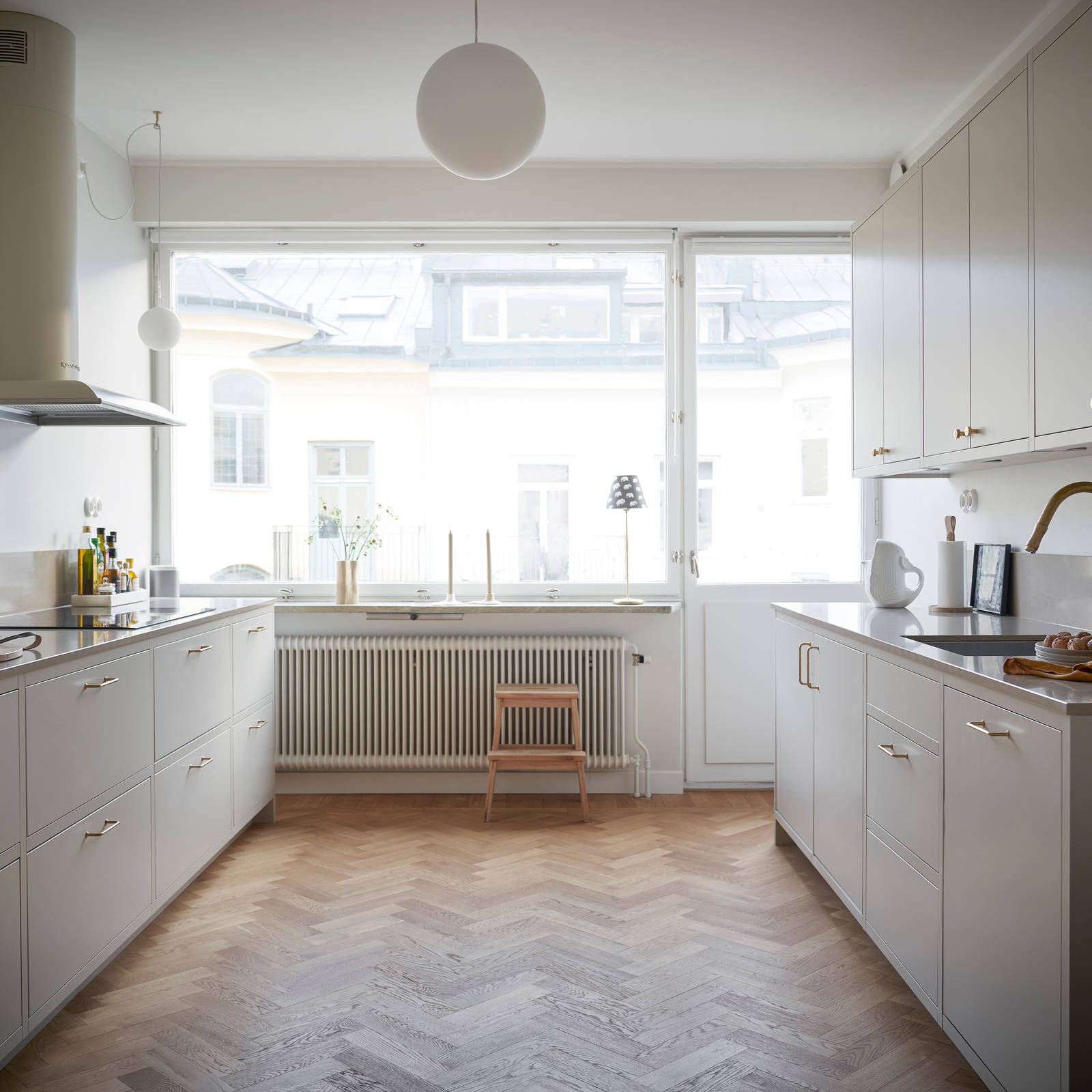 Forrammekøkken Athena Fusion i lys grå farve Sky fra INVITA med grå stein bordplade, rustfrit stål håndtag