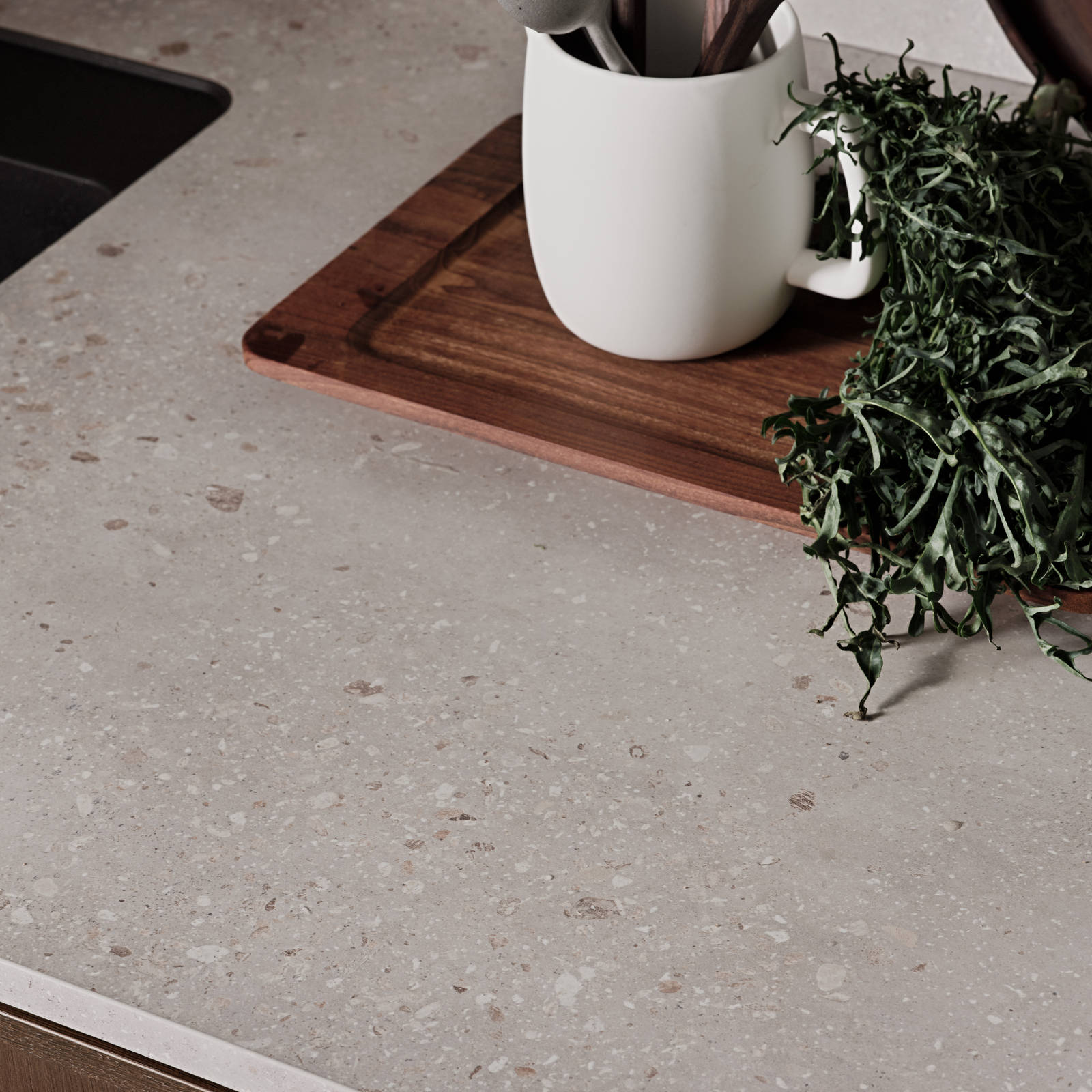 Nærbillede af bordplade i Forever Oak køkken fra INVITA med massiv tre håndtag