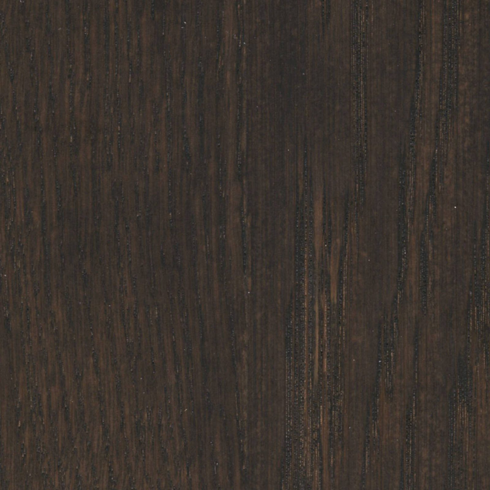 Beisfargen kongle er en mørk beisfarge som skaper spennende kontraster på kjøkkenet. Kombiner gjerne fargen med tilbehør i kobber eller sort.