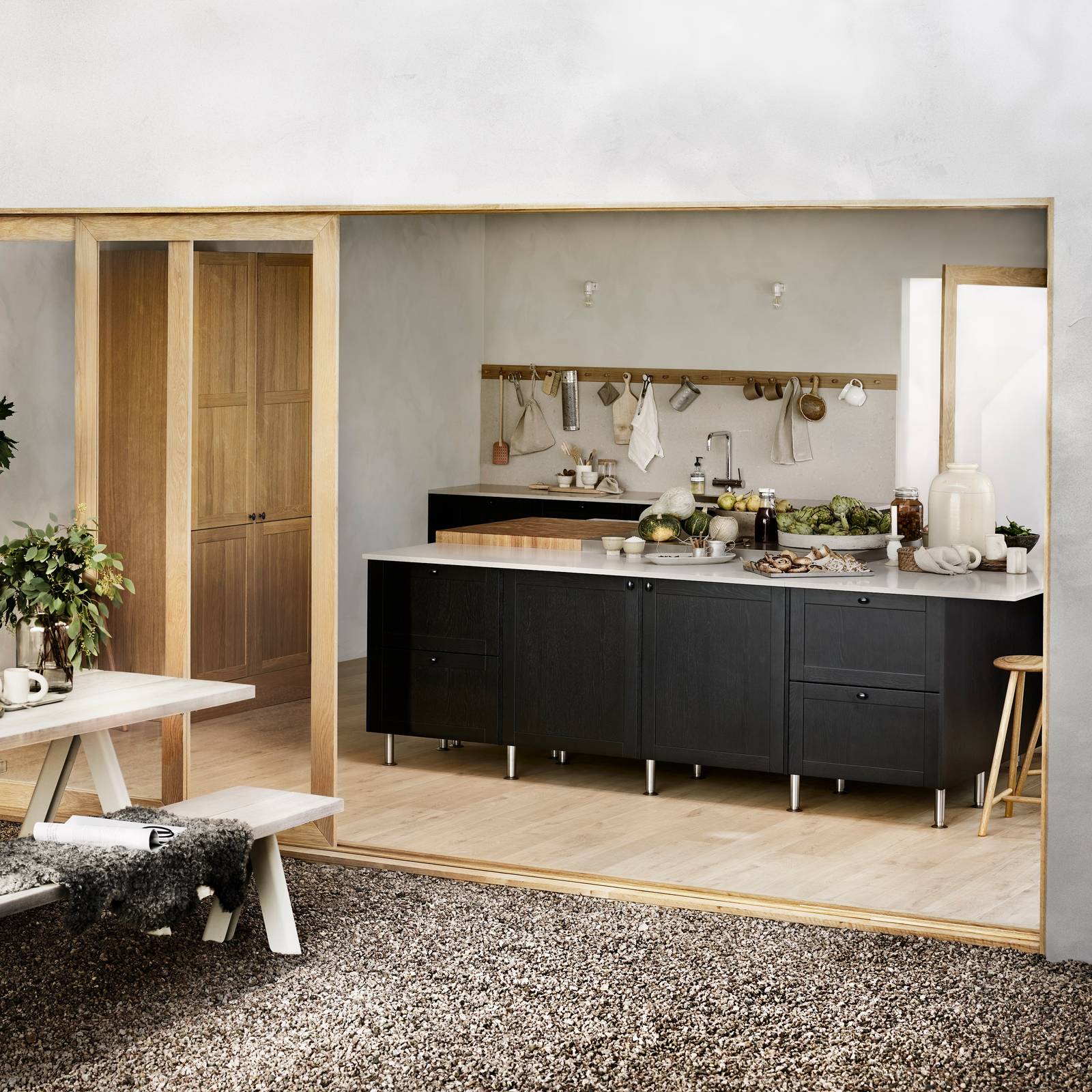 Square eg køkkenø træfinér sort eg og højskab træfinér eg natur fra INVITA med sort håndtag