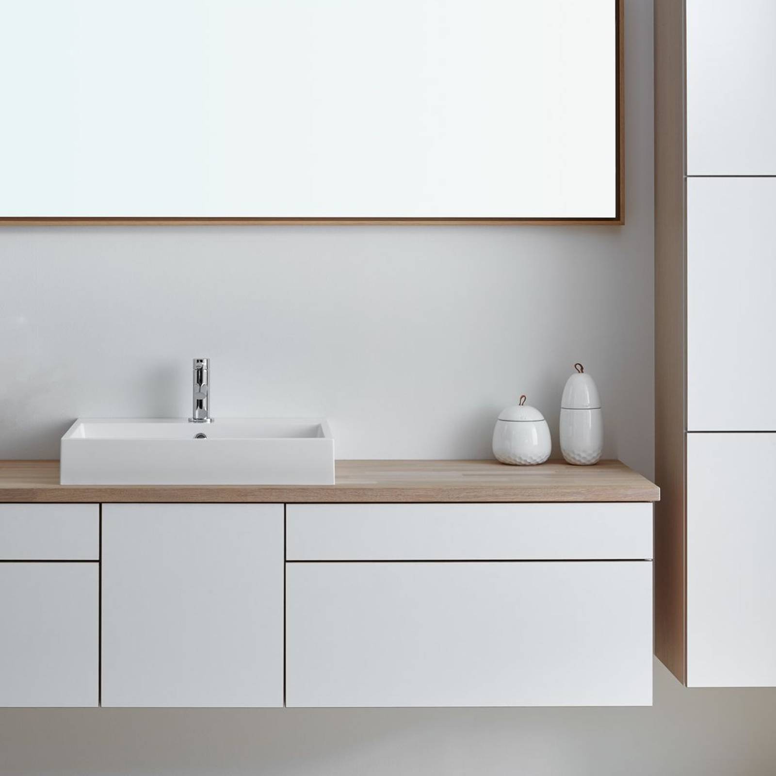 Slidstærk laminatlåger med massive trækanter i praktisk hvid badeværelse Comet Frost fra INVITA, med bordplade tre og hvid vask